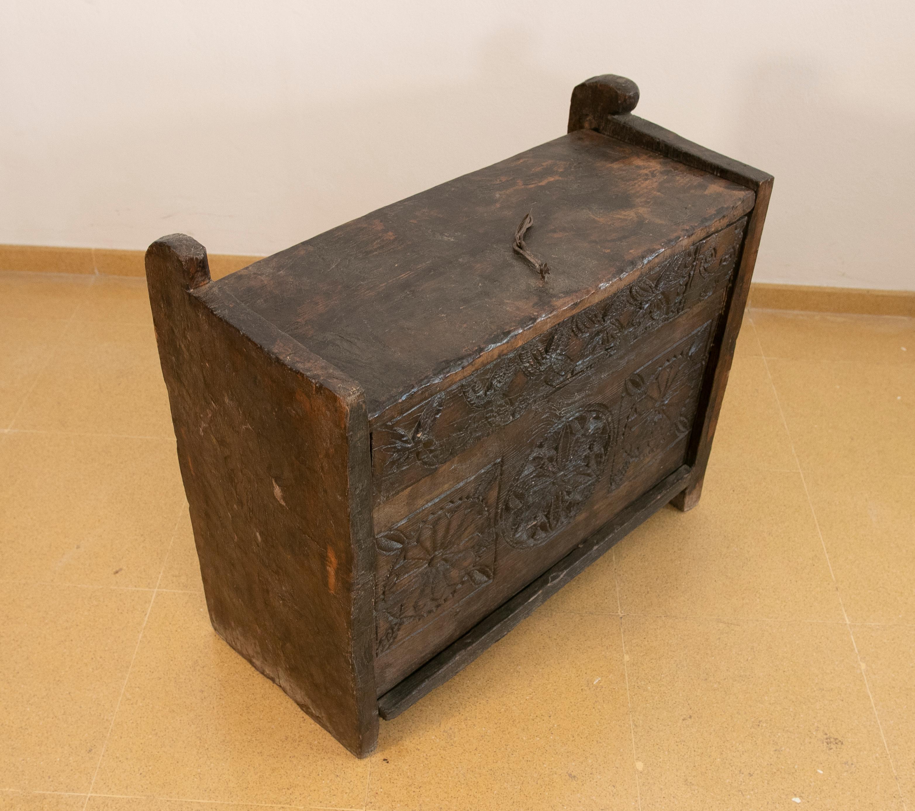 Colonial Hand-Carved Wooden Box with Lid on Top For Sale 5