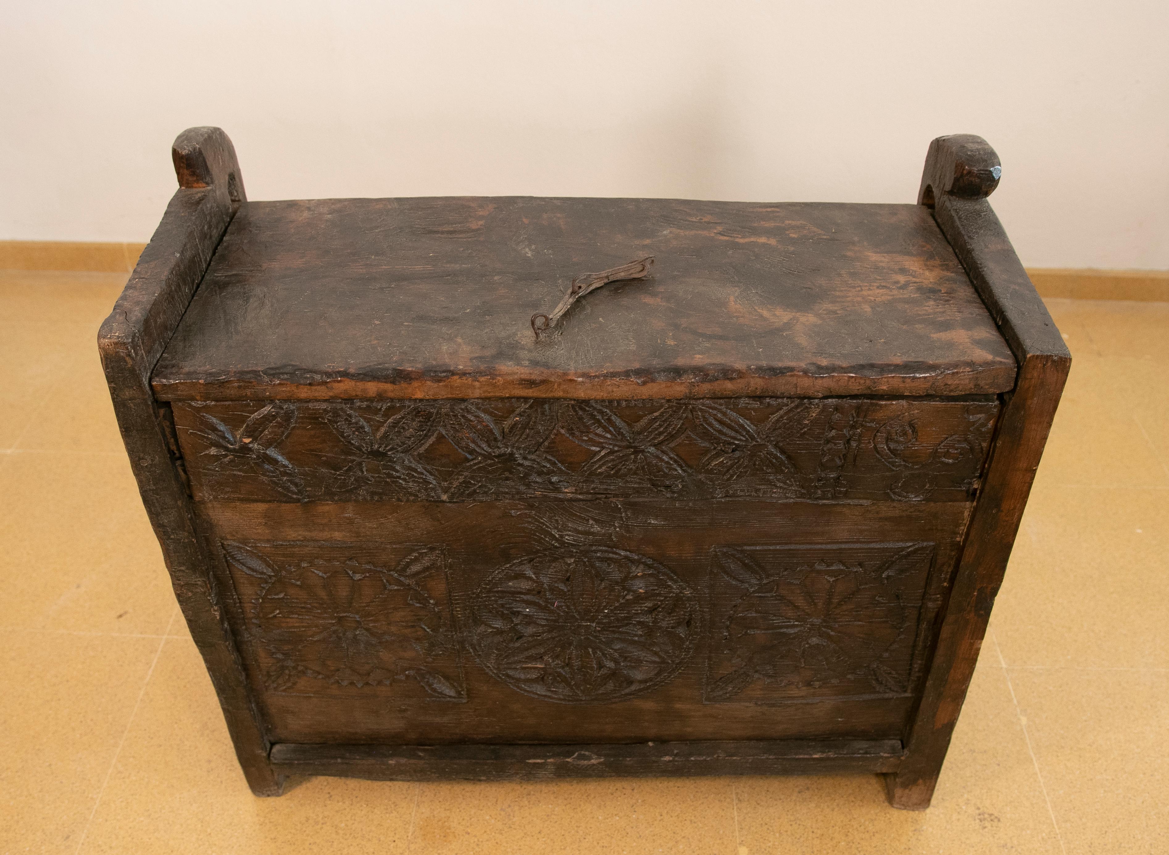 Colonial Hand-Carved Wooden Box with Lid on Top For Sale 13