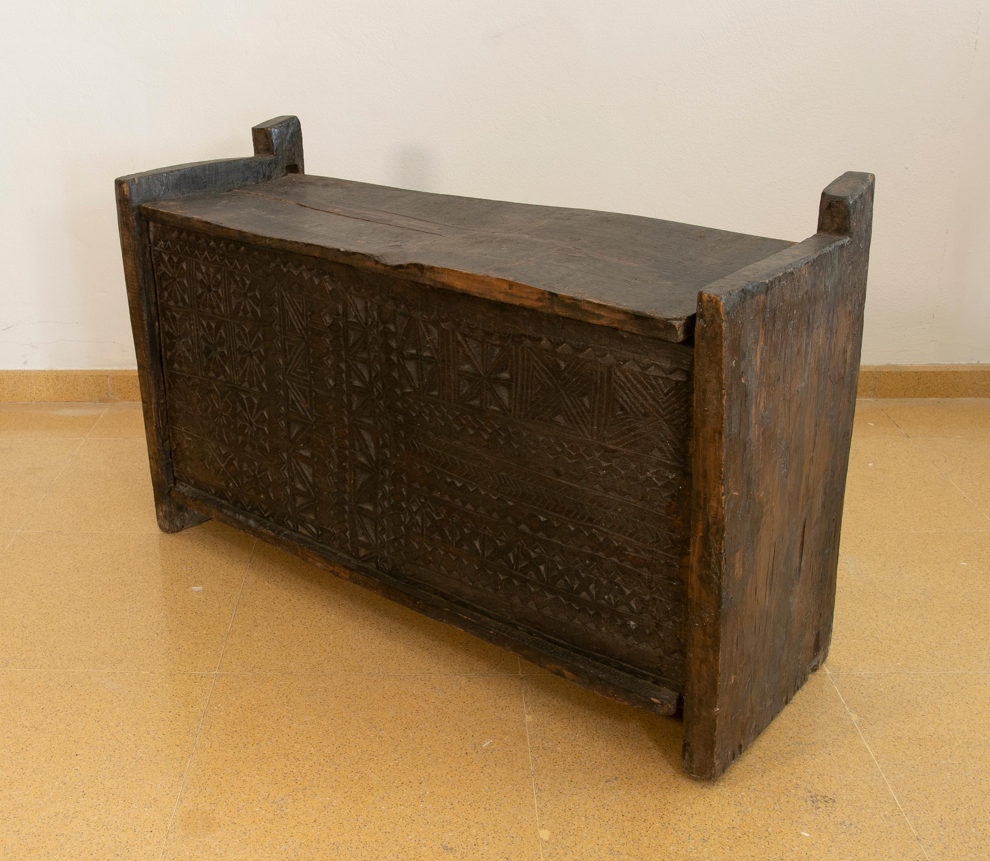 Colonial Hand-Carved Wooden Box with Lid on Top In Good Condition For Sale In Marbella, ES