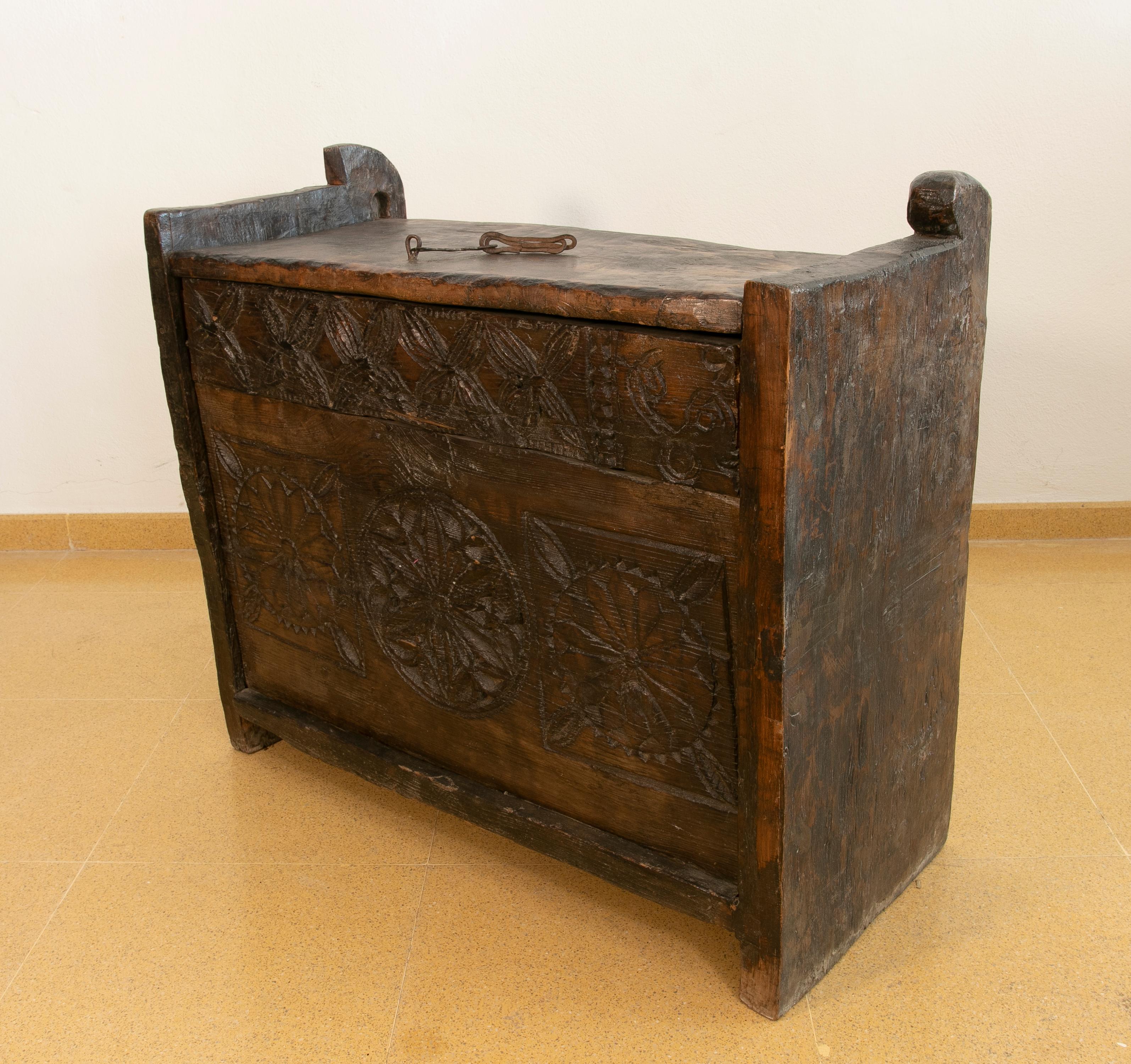 Colonial Hand-Carved Wooden Box with Lid on Top In Good Condition For Sale In Marbella, ES