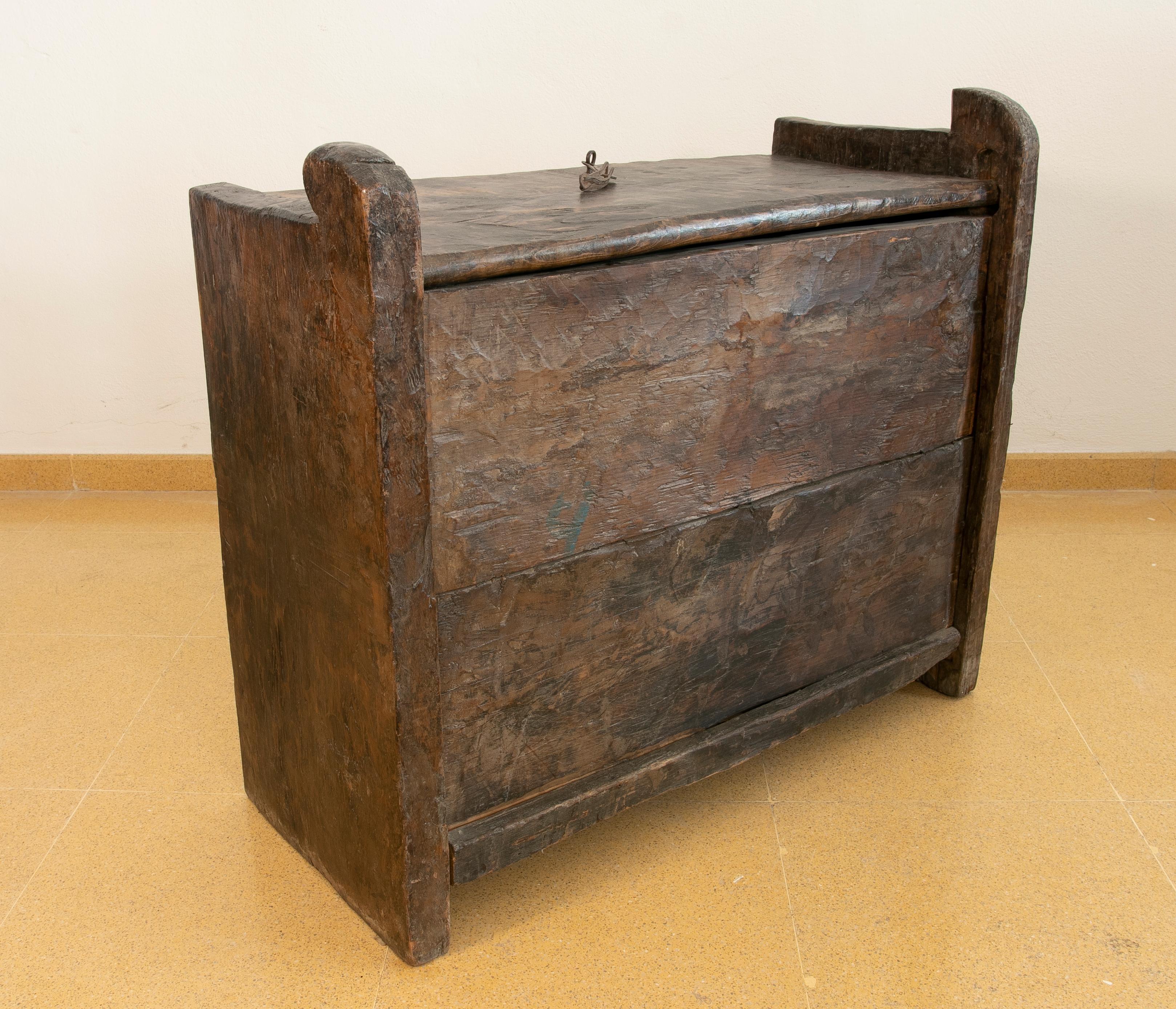 19th Century Colonial Hand-Carved Wooden Box with Lid on Top For Sale