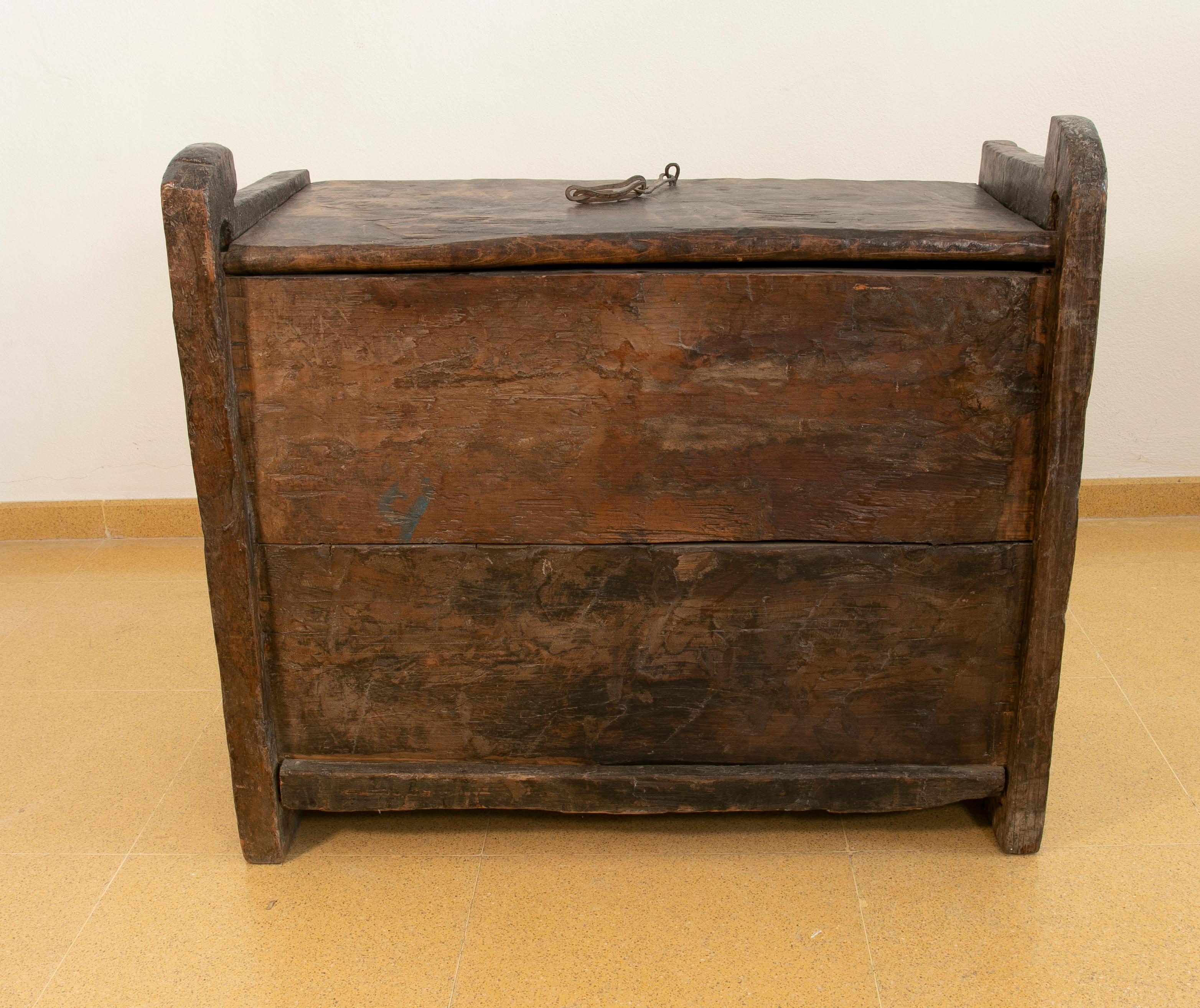 Colonial Hand-Carved Wooden Box with Lid on Top For Sale 1