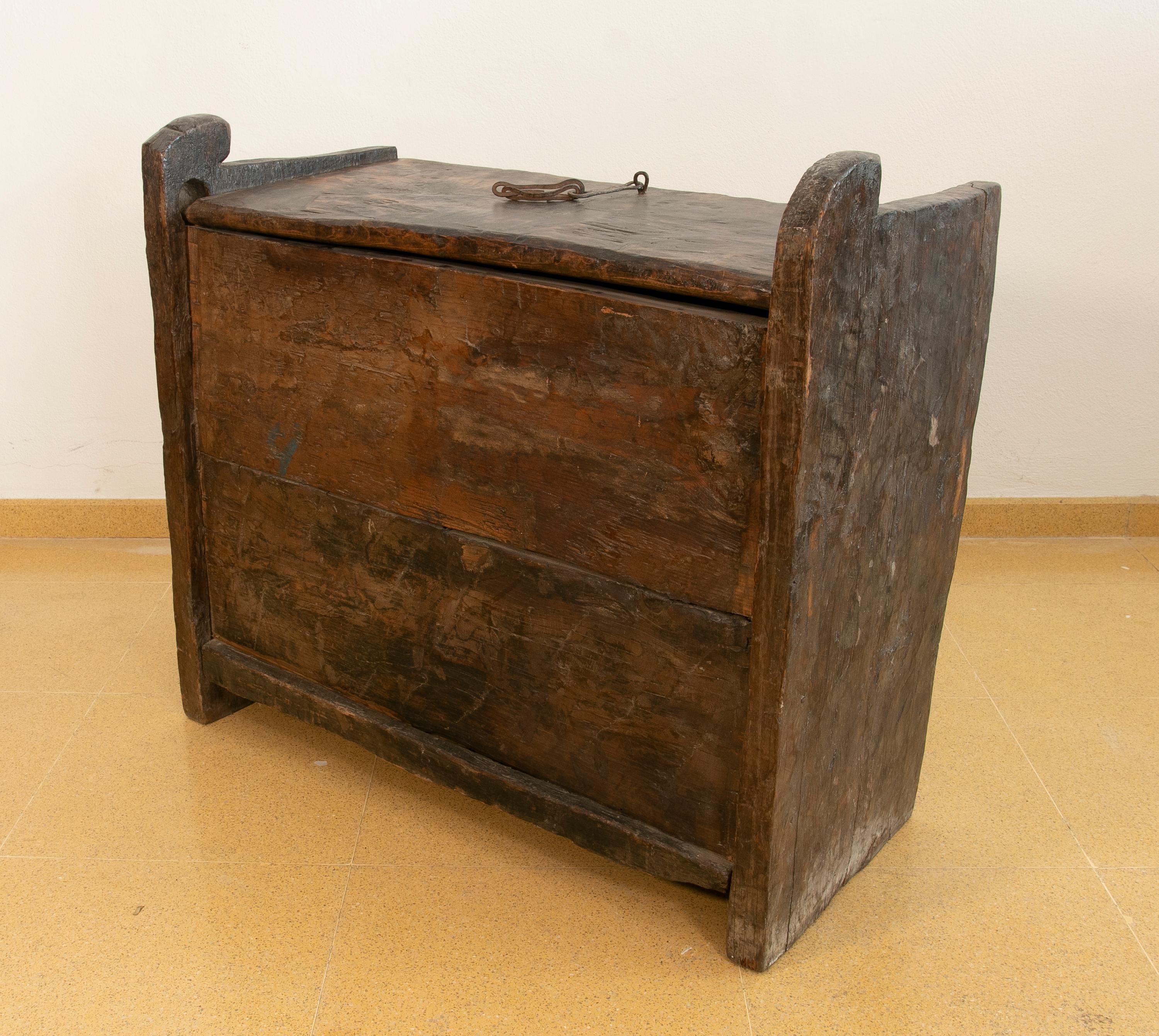 Colonial Hand-Carved Wooden Box with Lid on Top For Sale 2