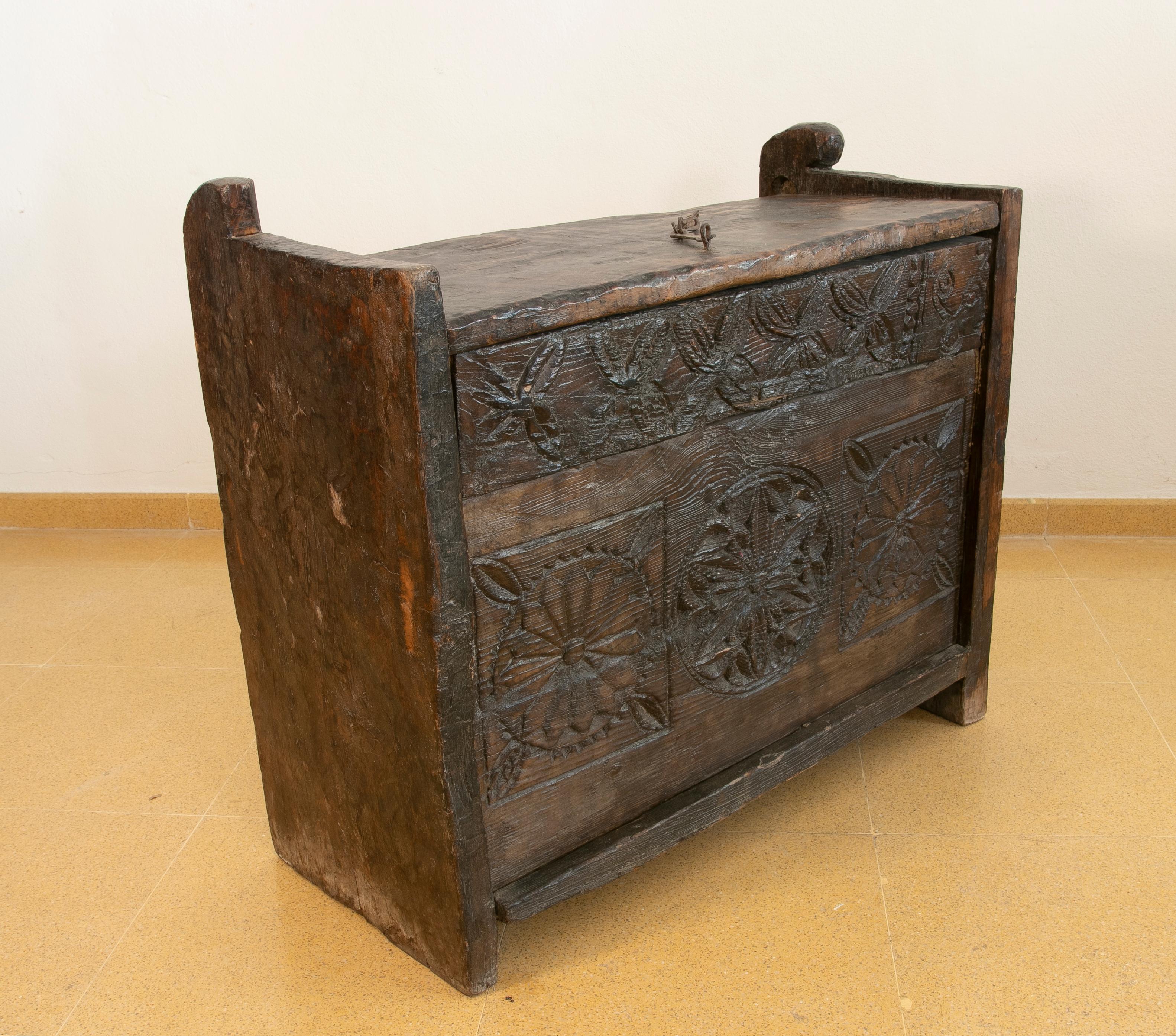 Colonial Hand-Carved Wooden Box with Lid on Top For Sale 4