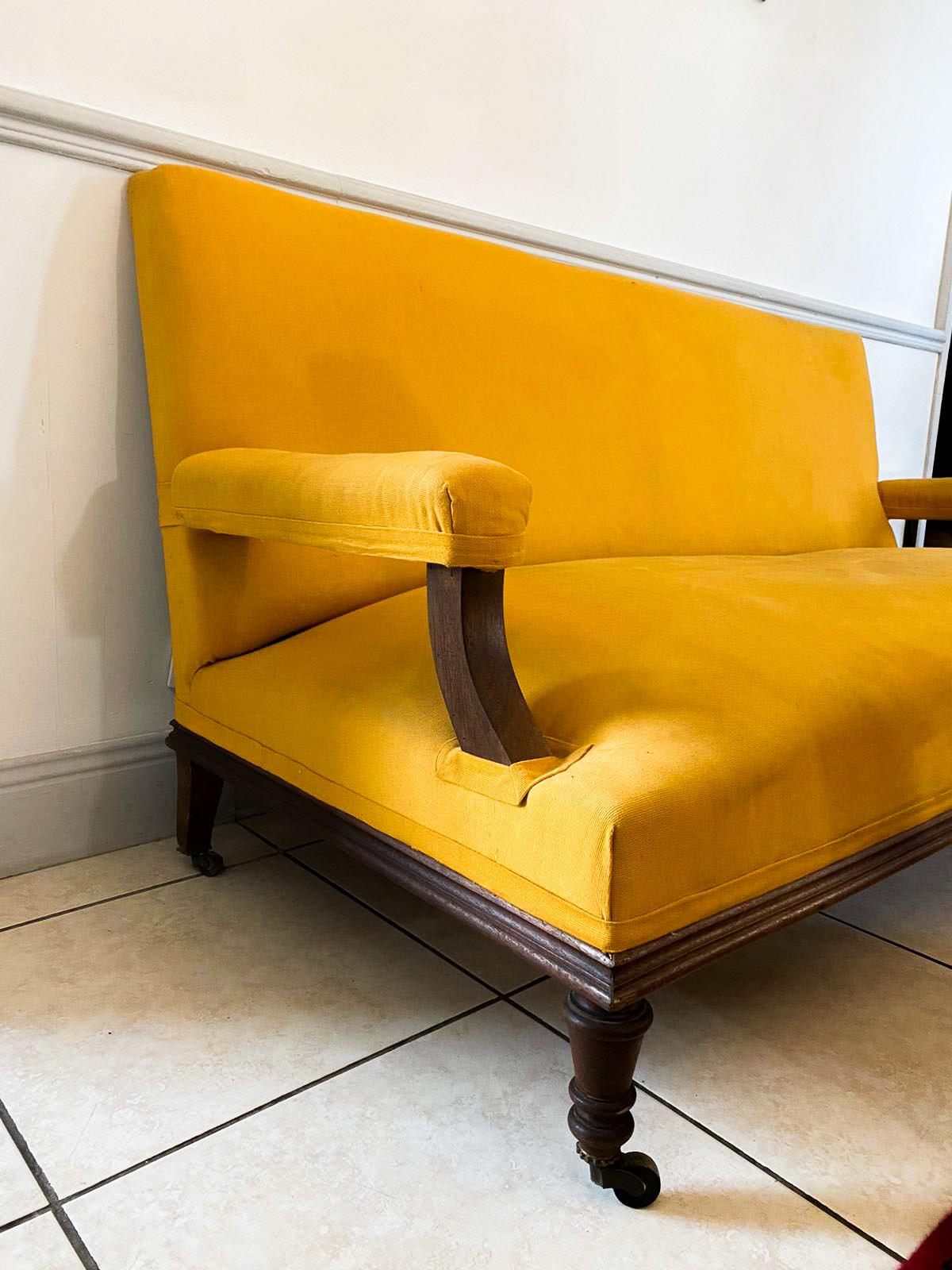 Bellissimo soggiorno coloniale indo-inglese. È composta da un divano e da una coppia di poltrone. La struttura è realizzata in legno nativo e risale ai primi anni del XX secolo. Le gambe anteriori sono in legno tornito e terminano con rotelle. Il