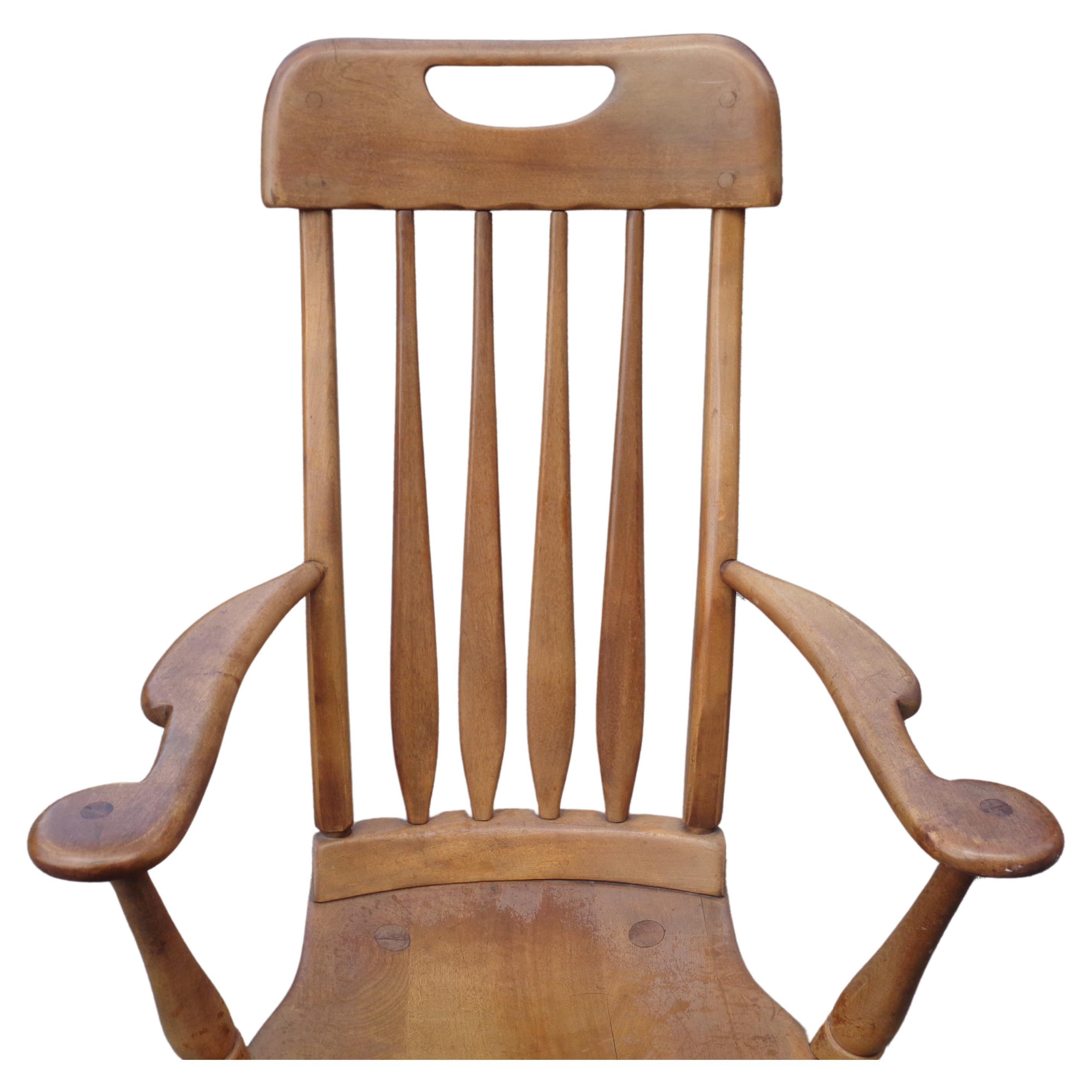 Fauteuil à dossier haut en érable massif de style Coloni moderniste en très bon état général d'origine avec une patine de couleur chaude joliment vieillie. Conçu par Herman de Vries pour Sikes Furniture. Vers les années 1930. Mesure 40