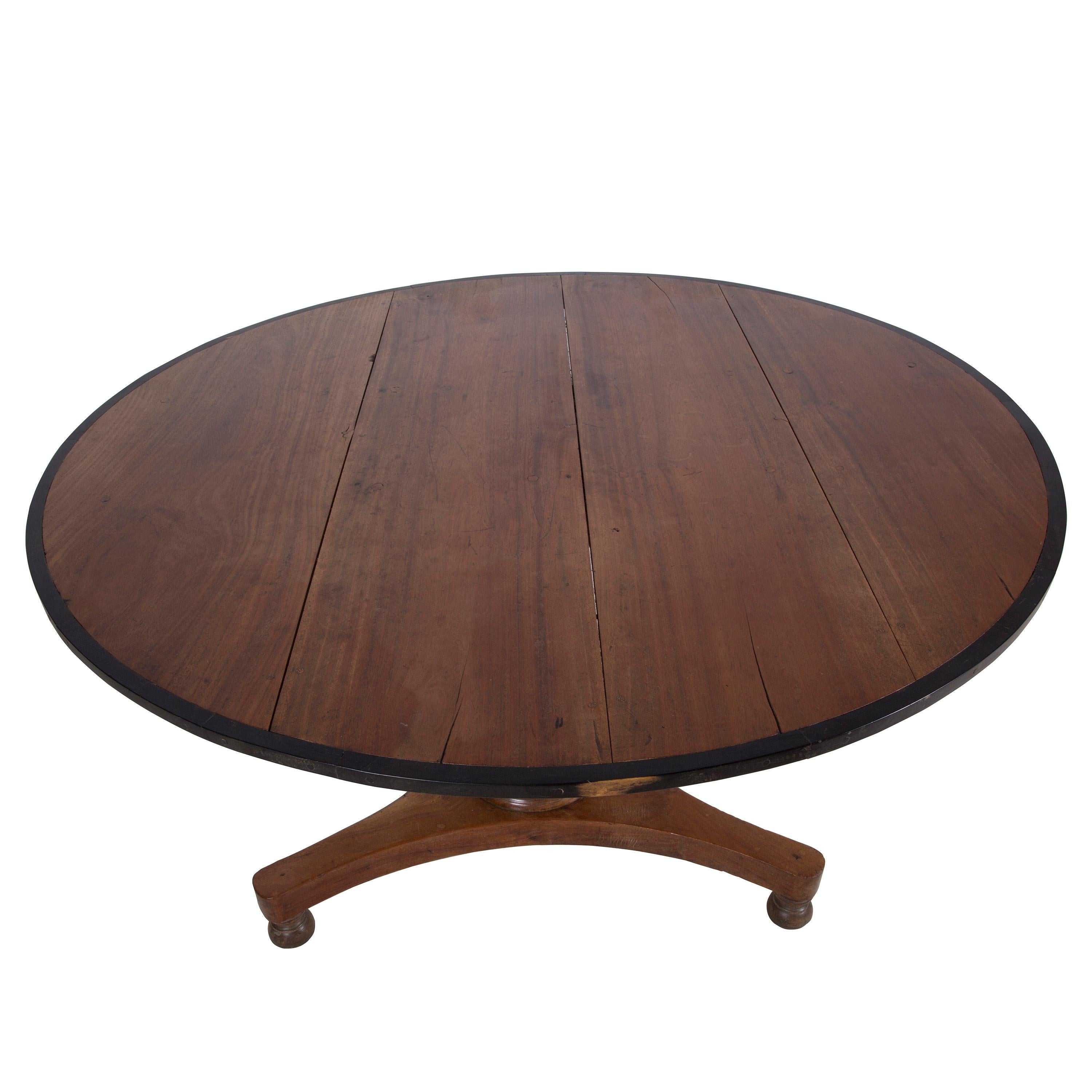 A simple and chic Anglo-Indian centre table in padouk and ebony, circa 1870.