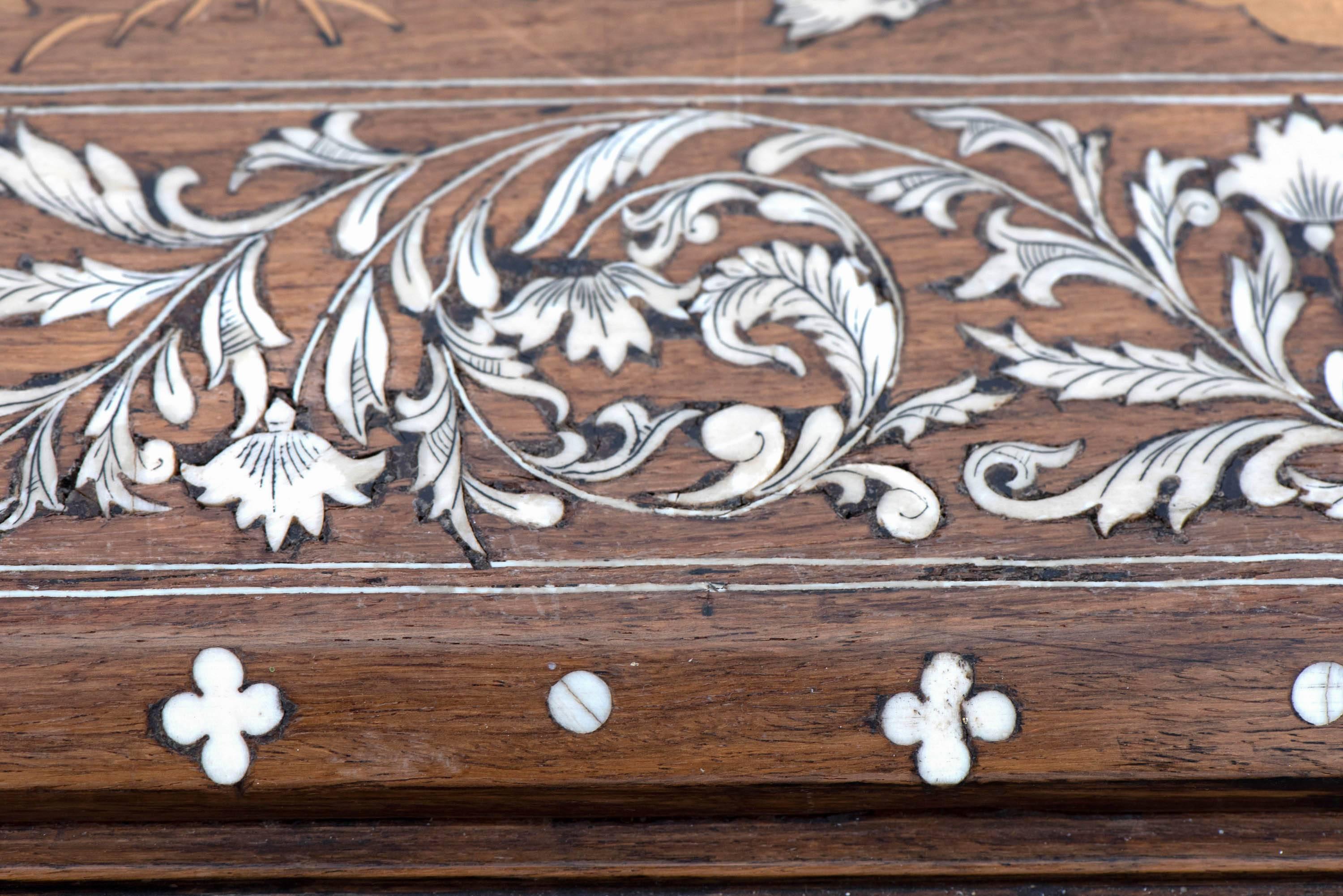 Fin du XIXe siècle Table basse coloniale en bois de rose avec marqueterie, Anglo-Inde, vers 1870 en vente