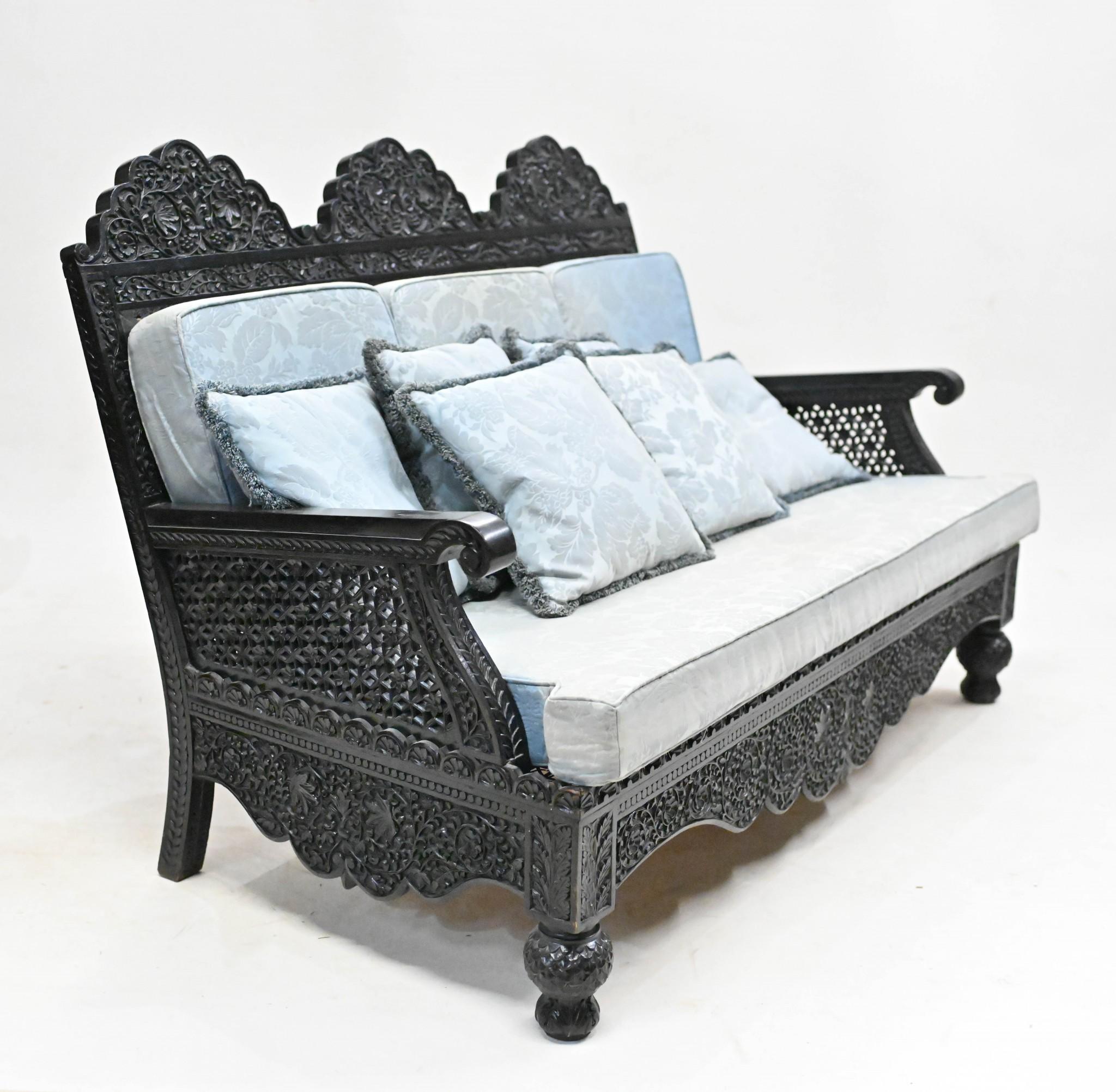 Ensemble 3 pièces de fauteuils de banquet colonial indiens anciens en bois de Padauk en vente 5
