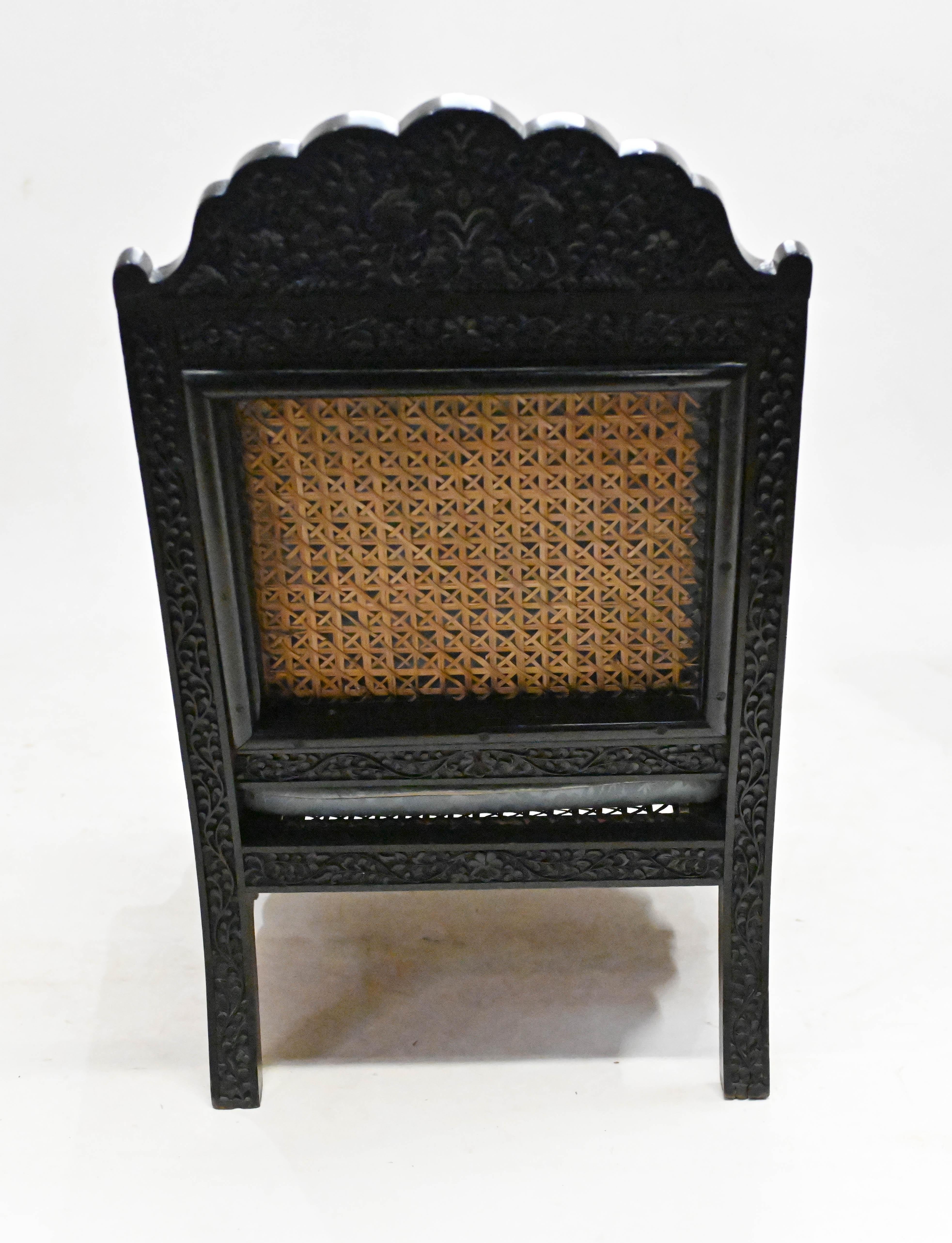 Ensemble 3 pièces de fauteuils de banquet colonial indiens anciens en bois de Padauk en vente 7