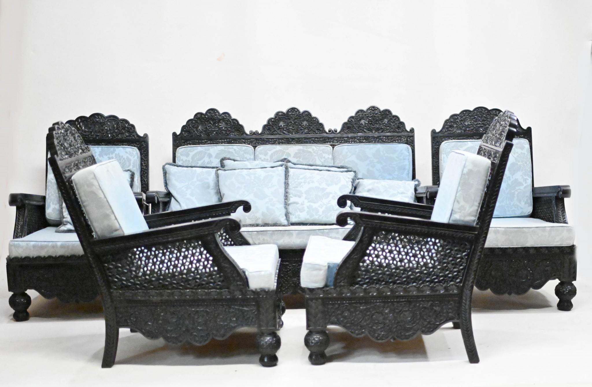 Ensemble 3 pièces de fauteuils de banquet colonial indiens anciens en bois de Padauk en vente 7