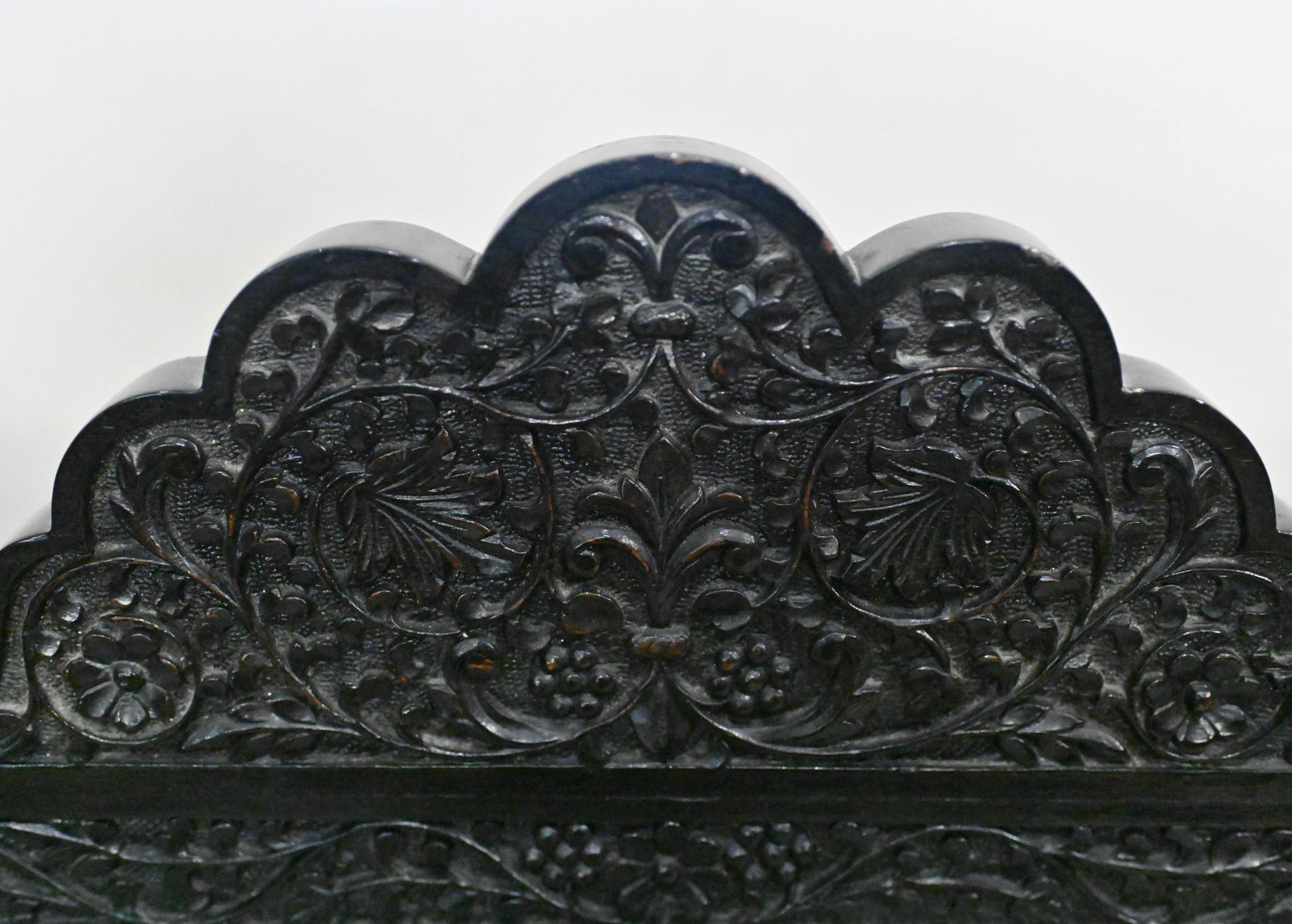 Ensemble antique trois pièces de l'Inde, très recherché
Elle date d'environ 1840 et est sculptée à la main dans du bois de padouk.
Ce type de meubles coloniaux très sur la marque avec un look qui est bohème chic.
Les sculptures sont très complexes