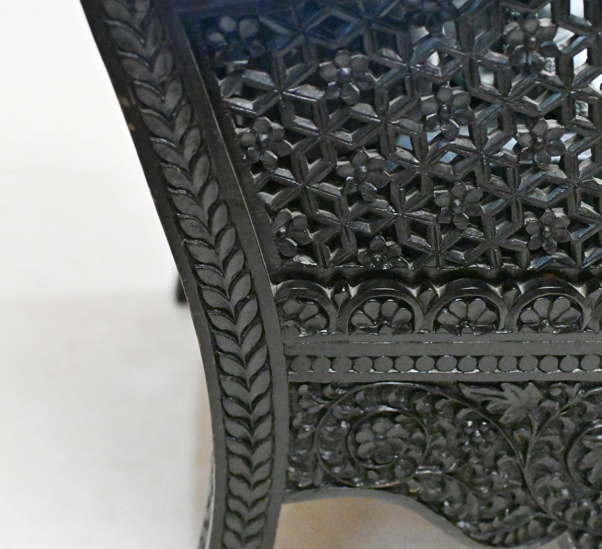 Padouk Ensemble 3 pièces de fauteuils de banquet colonial indiens anciens en bois de Padauk en vente