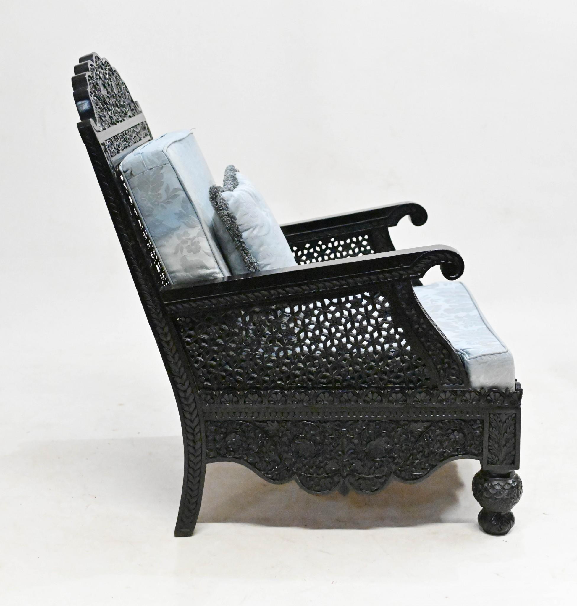 Ensemble 3 pièces de fauteuils de banquet colonial indiens anciens en bois de Padauk en vente 1