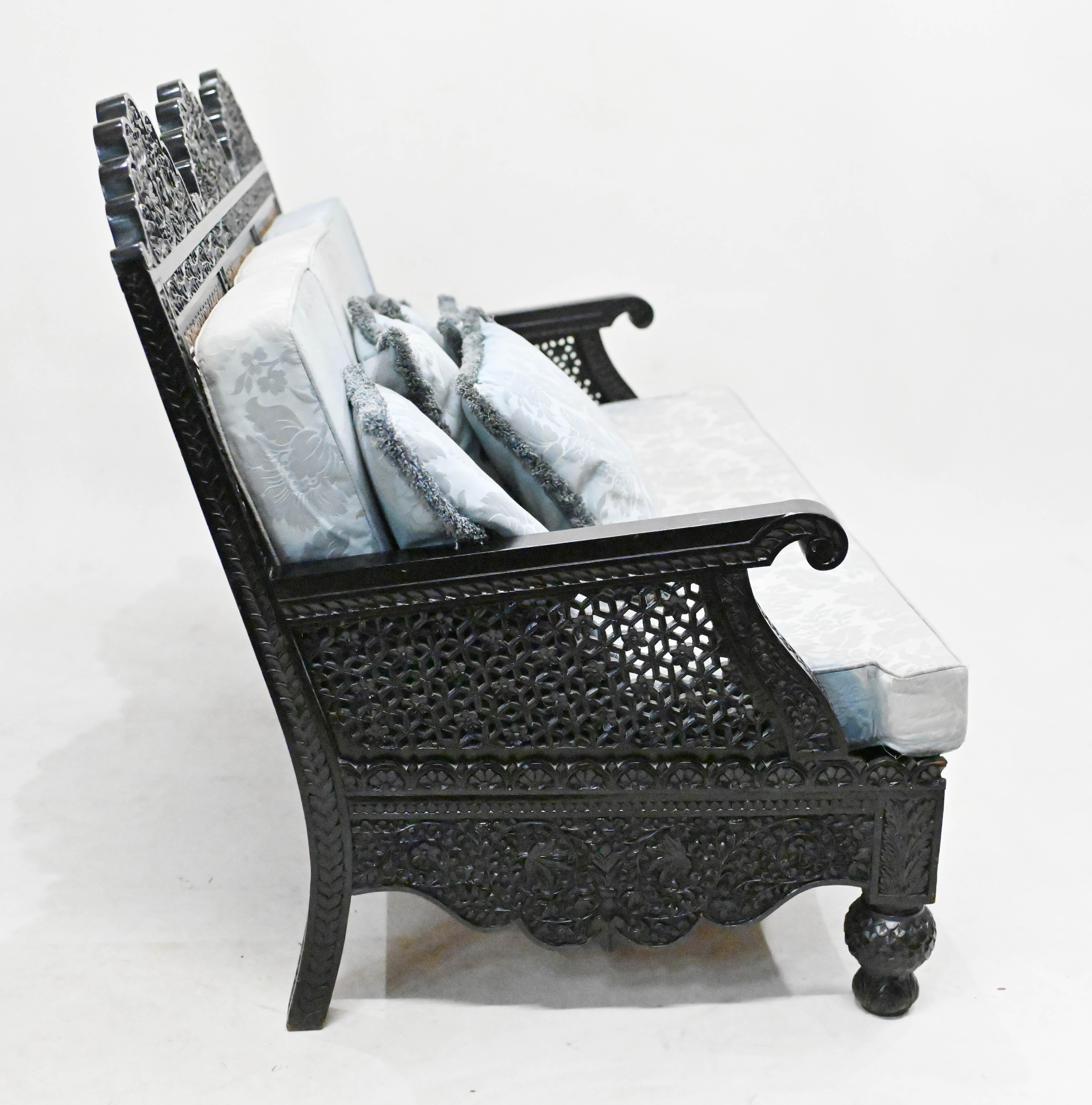 Ensemble 3 pièces de fauteuils de banquet colonial indiens anciens en bois de Padauk en vente 2