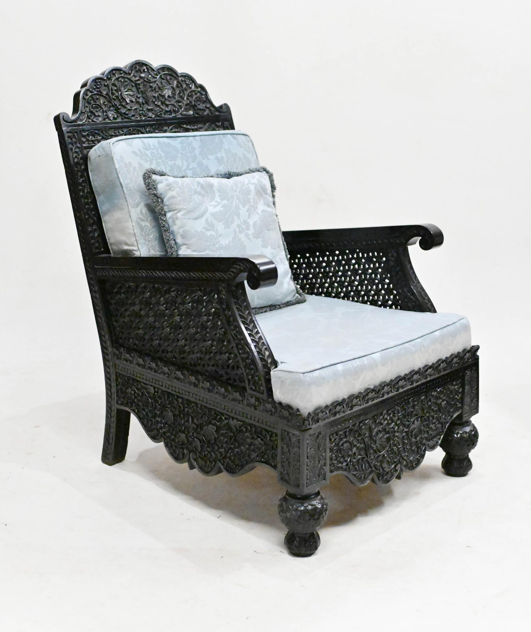Ensemble 3 pièces de fauteuils de banquet colonial indiens anciens en bois de Padauk en vente 2