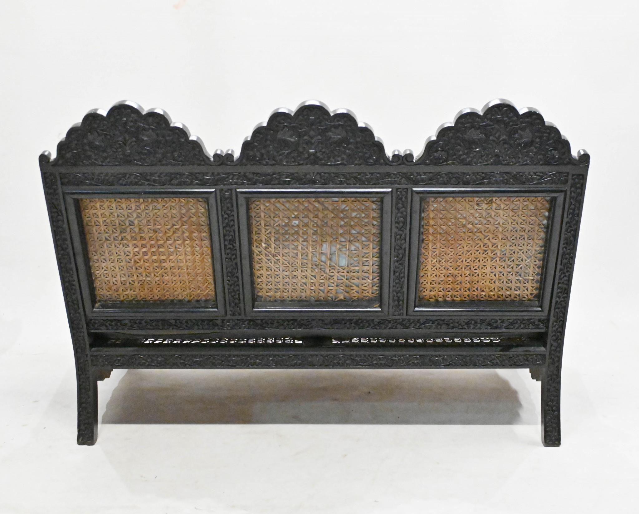 Ensemble 3 pièces de fauteuils de banquet colonial indiens anciens en bois de Padauk en vente 3