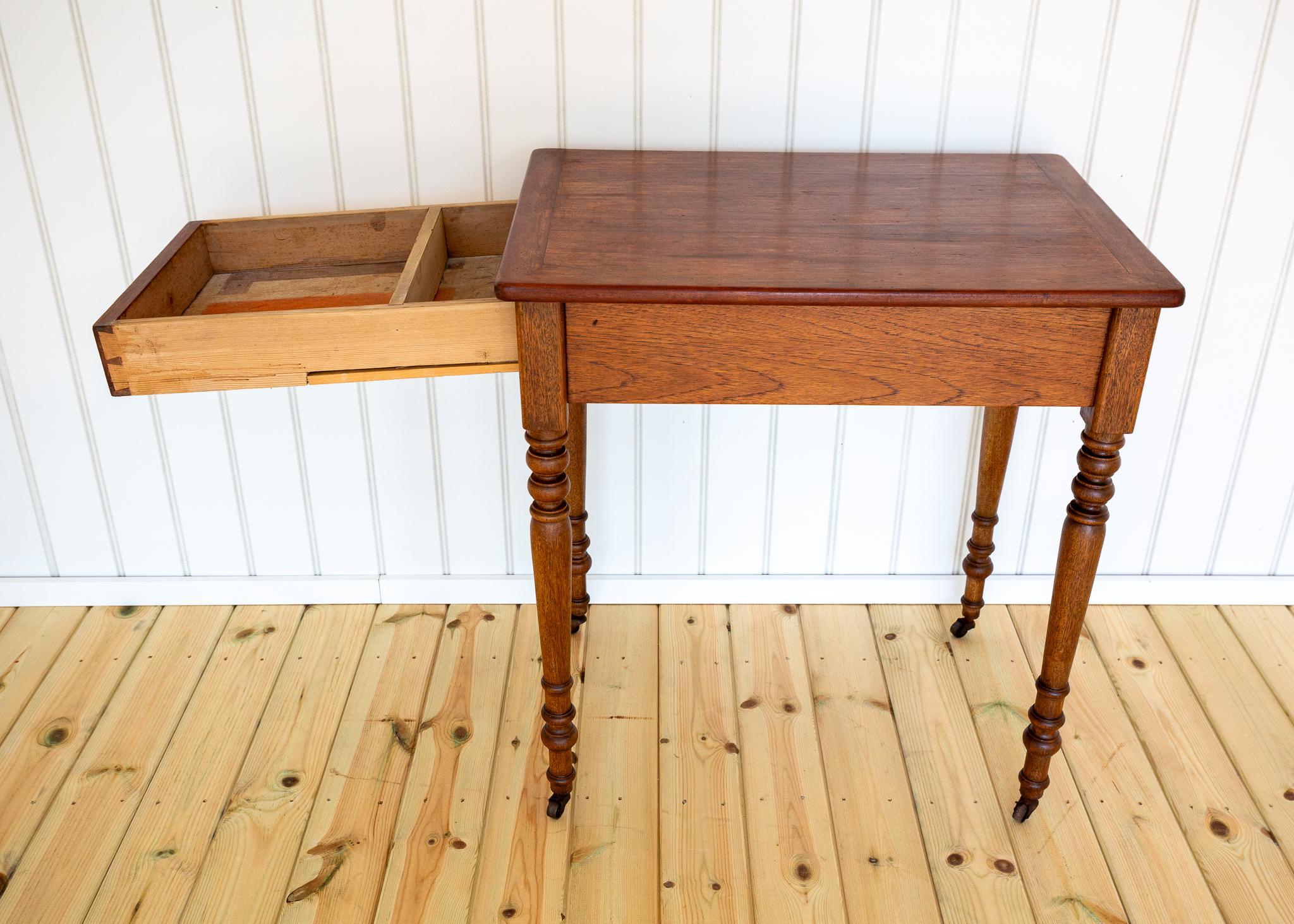 Table d'appoint Coloni avec tiroir Table console Petit bureau Teck Début 20ème siècle en vente 3