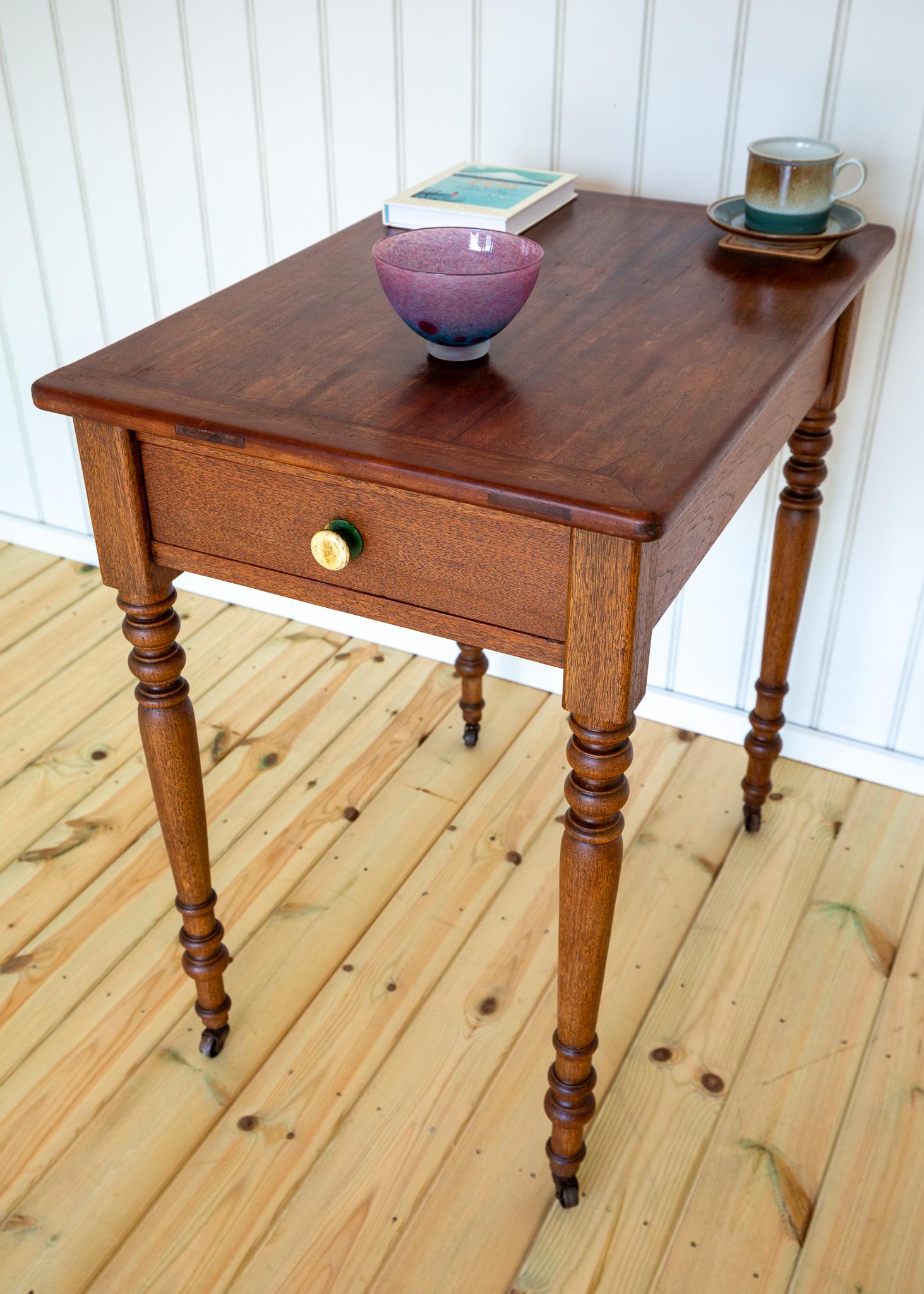 Table d'appoint Coloni avec tiroir Table console Petit bureau Teck Début 20ème siècle en vente 4