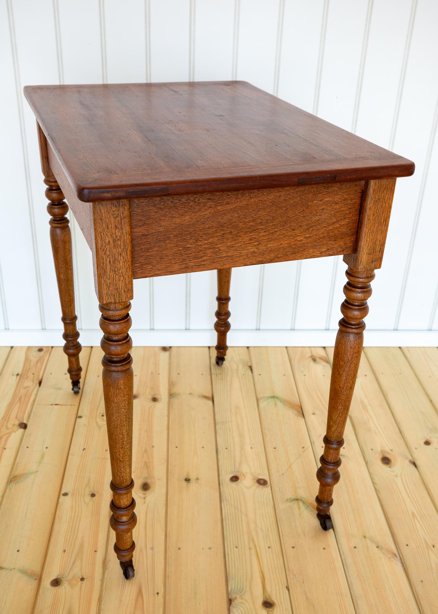 Table d'appoint Coloni avec tiroir Table console Petit bureau Teck Début 20ème siècle en vente 5