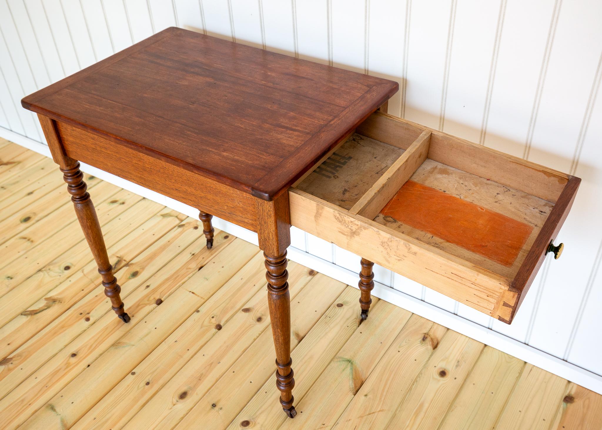 Table d'appoint Coloni avec tiroir Table console Petit bureau Teck Début 20ème siècle en vente 6