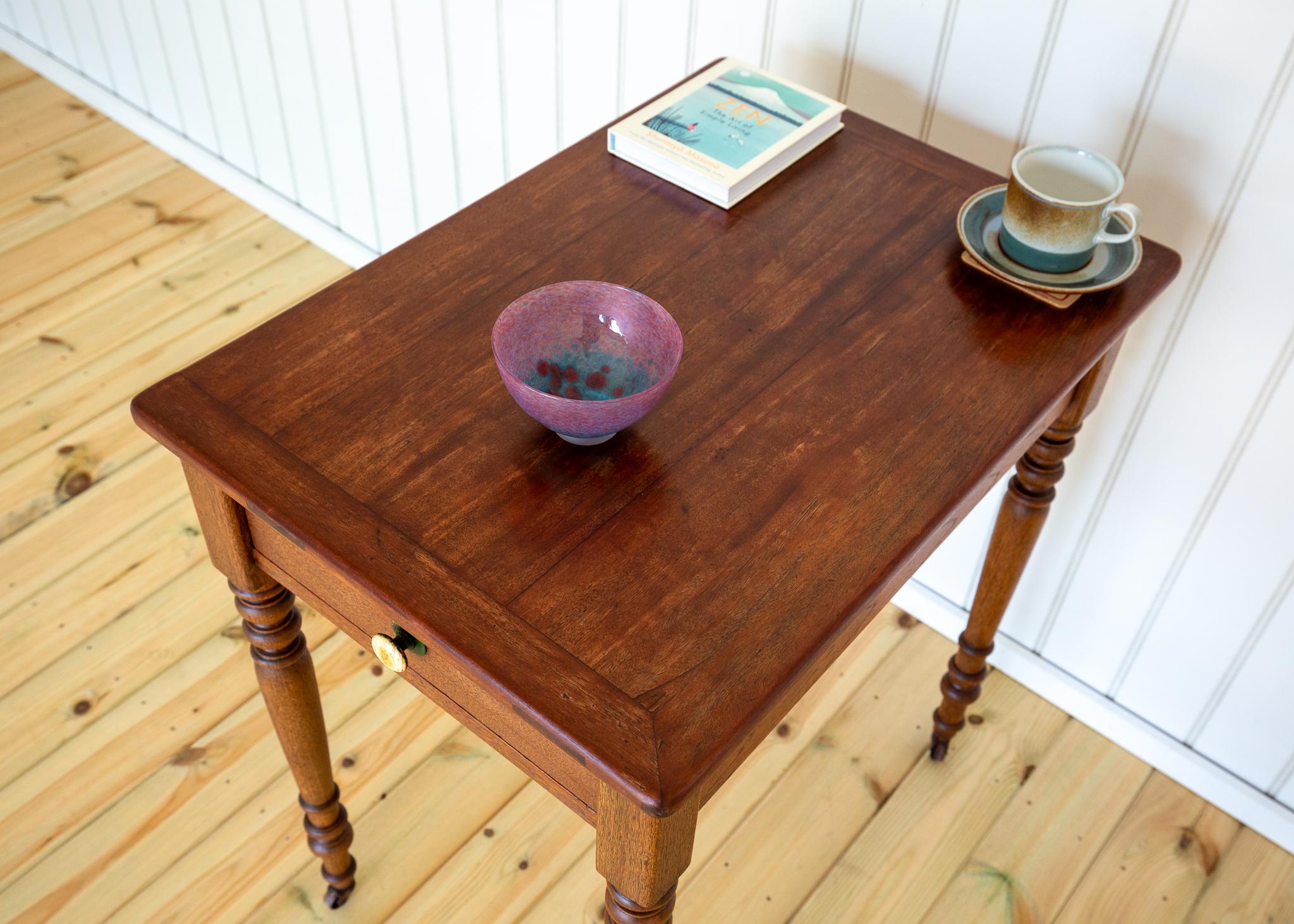 Table d'appoint Coloni avec tiroir Table console Petit bureau Teck Début 20ème siècle en vente 8