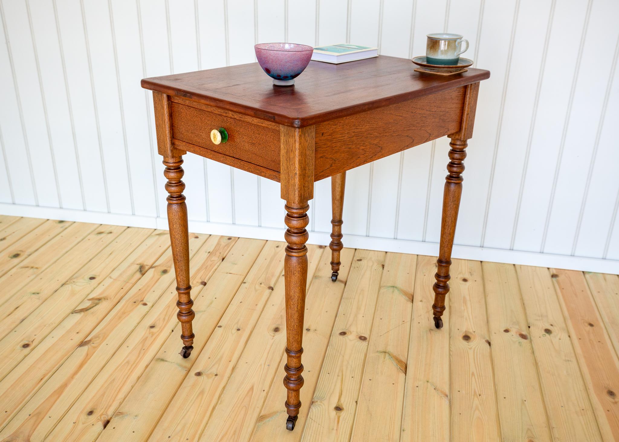 Table d'appoint Coloni avec tiroir Table console Petit bureau Teck Début 20ème siècle en vente 10