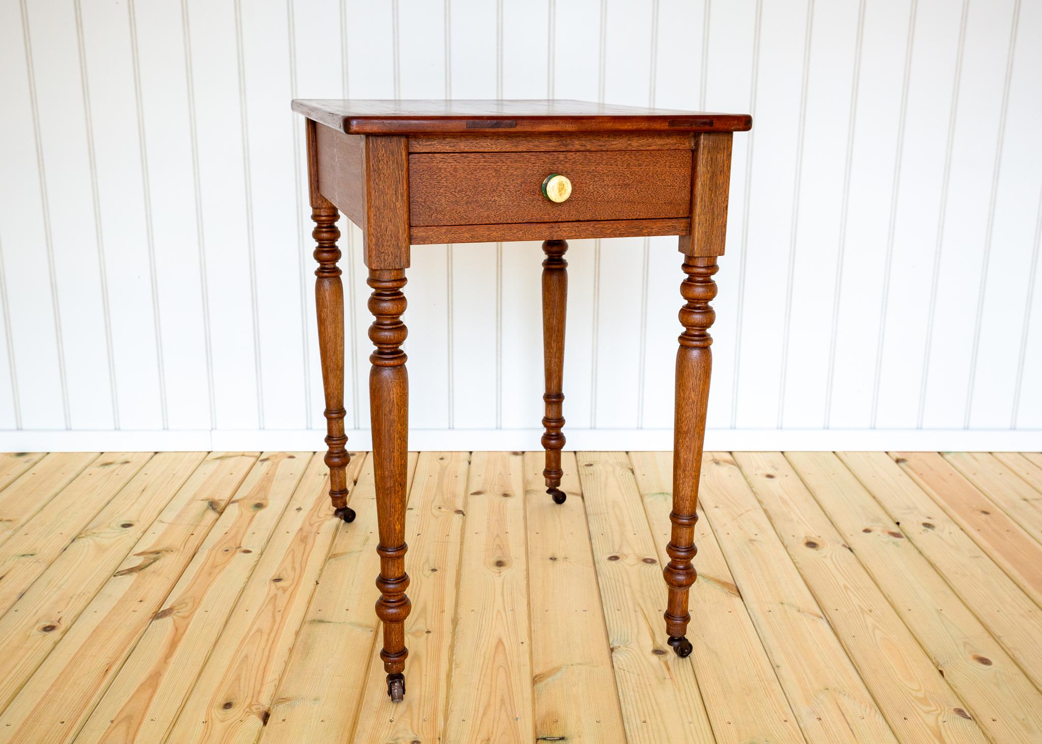 Table d'appoint Coloni avec tiroir Table console Petit bureau Teck Début 20ème siècle en vente 13