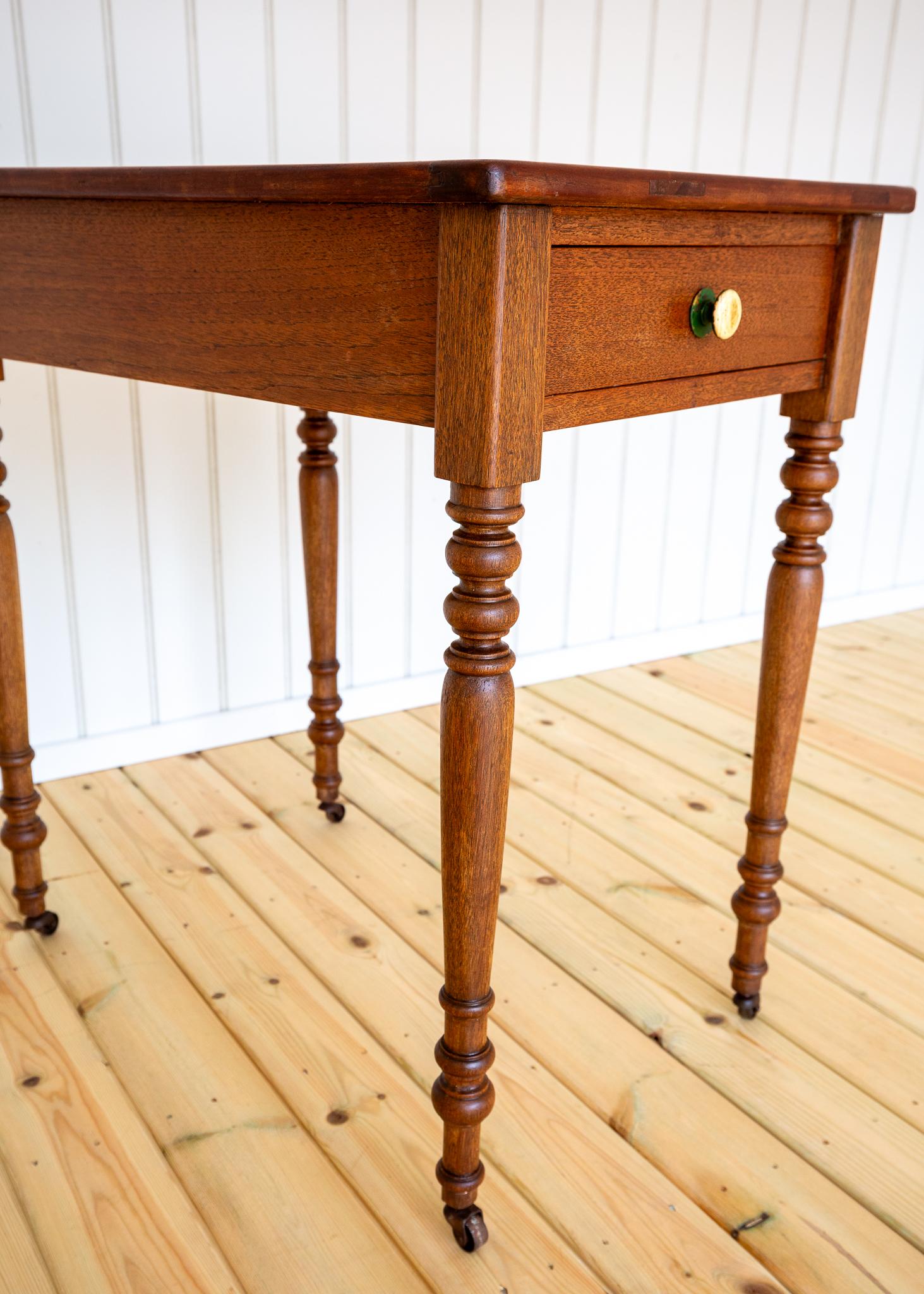 Colonial britannique Table d'appoint Coloni avec tiroir Table console Petit bureau Teck Début 20ème siècle en vente