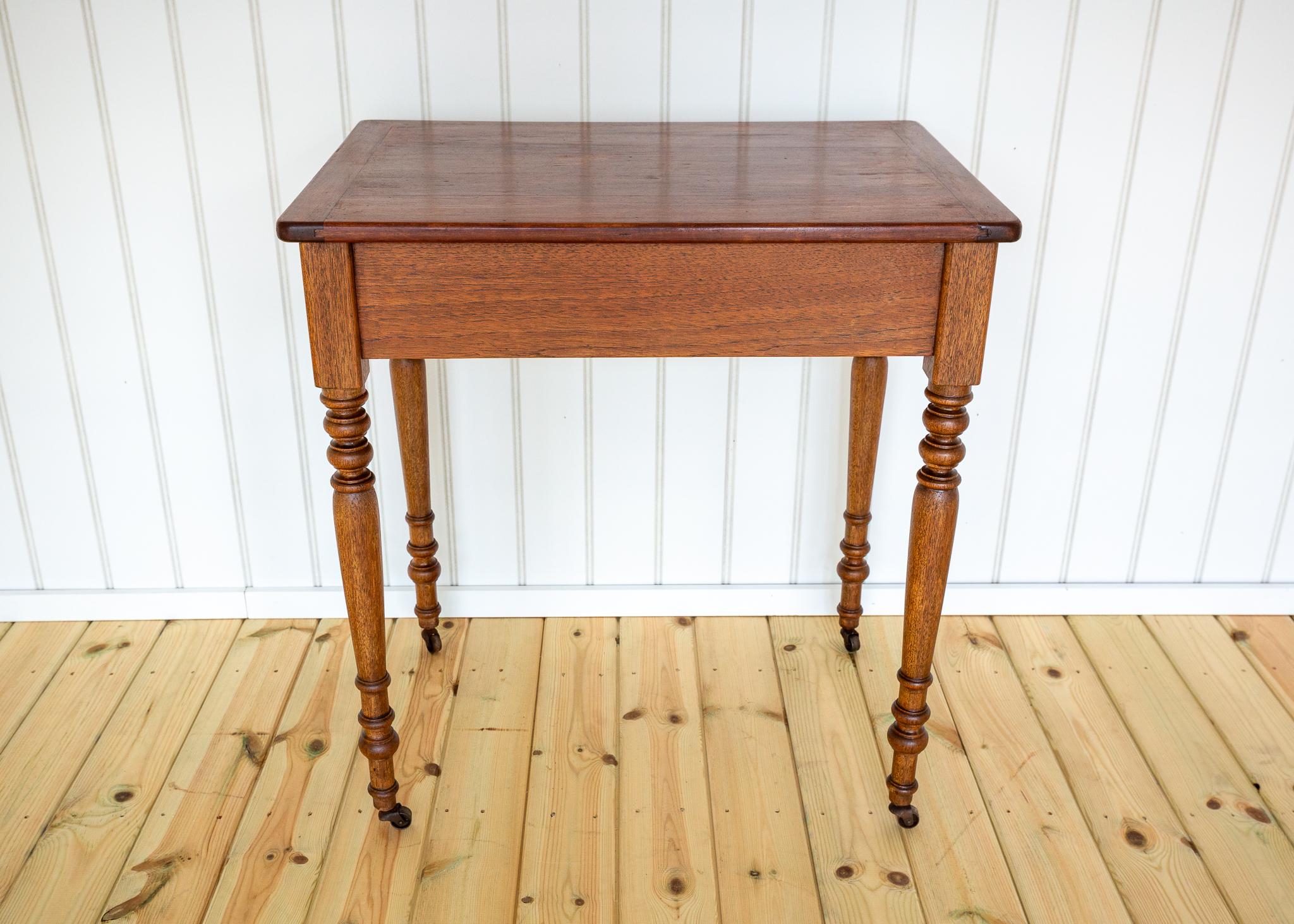 Indonésien Table d'appoint Coloni avec tiroir Table console Petit bureau Teck Début 20ème siècle en vente