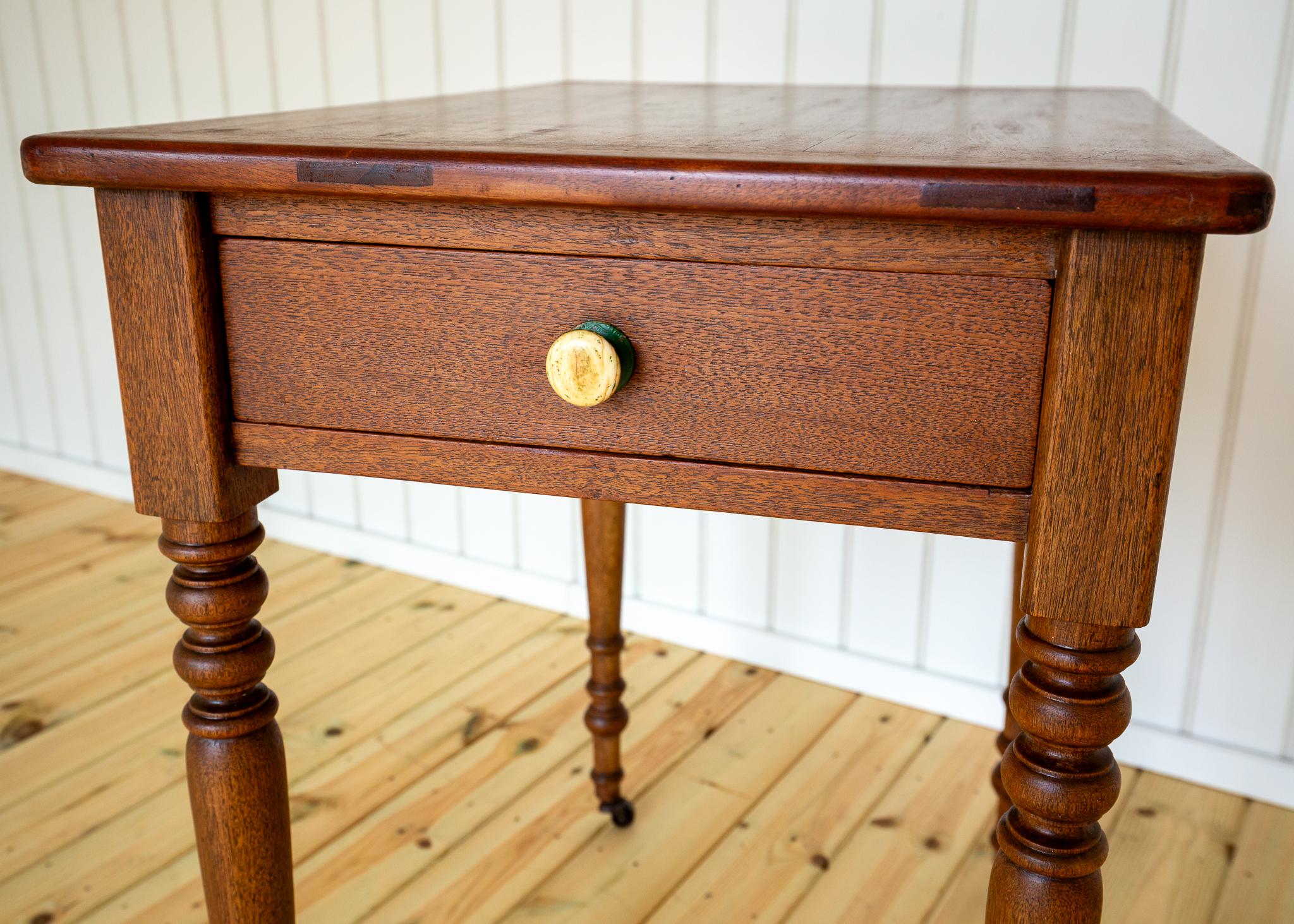 Sculpté Table d'appoint Coloni avec tiroir Table console Petit bureau Teck Début 20ème siècle en vente