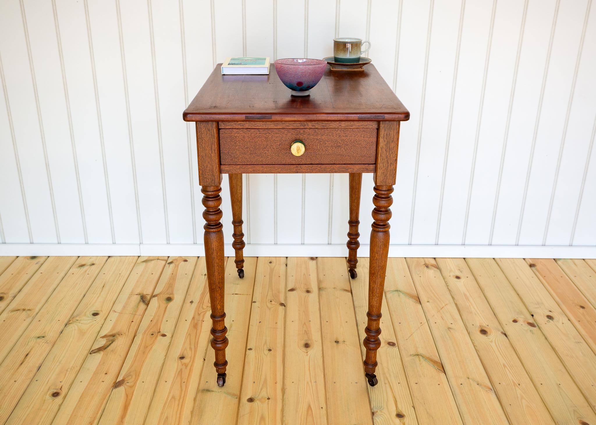 Table d'appoint Coloni avec tiroir Table console Petit bureau Teck Début 20ème siècle Bon état - En vente à London, GB