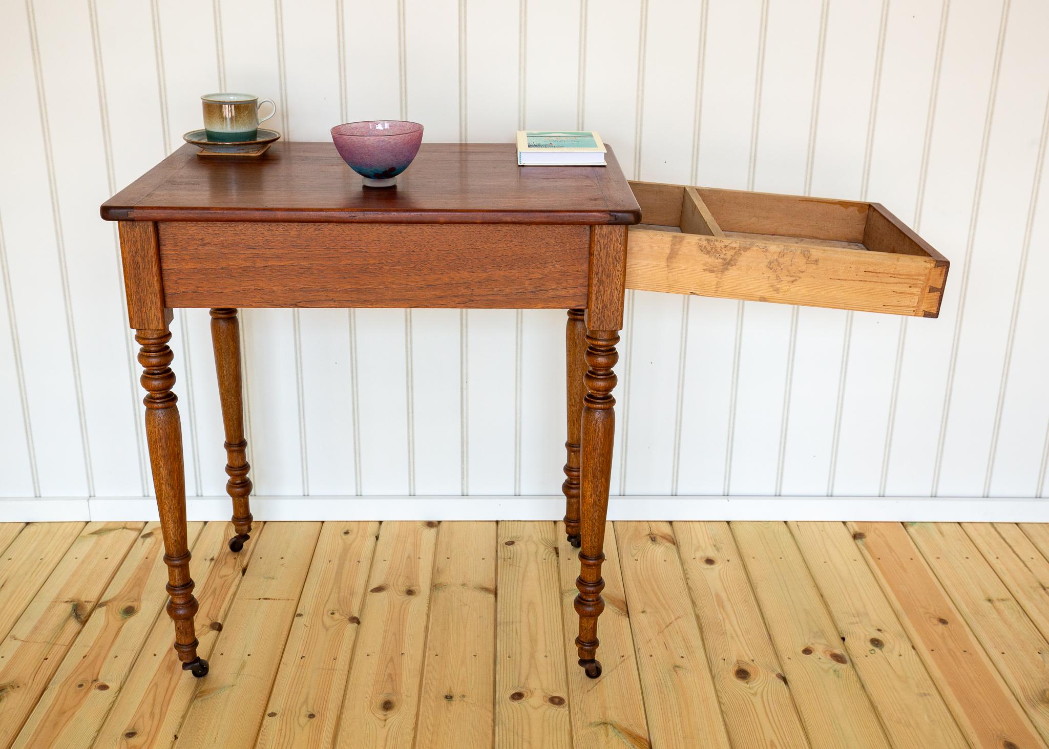 Table d'appoint Coloni avec tiroir Table console Petit bureau Teck Début 20ème siècle en vente 2