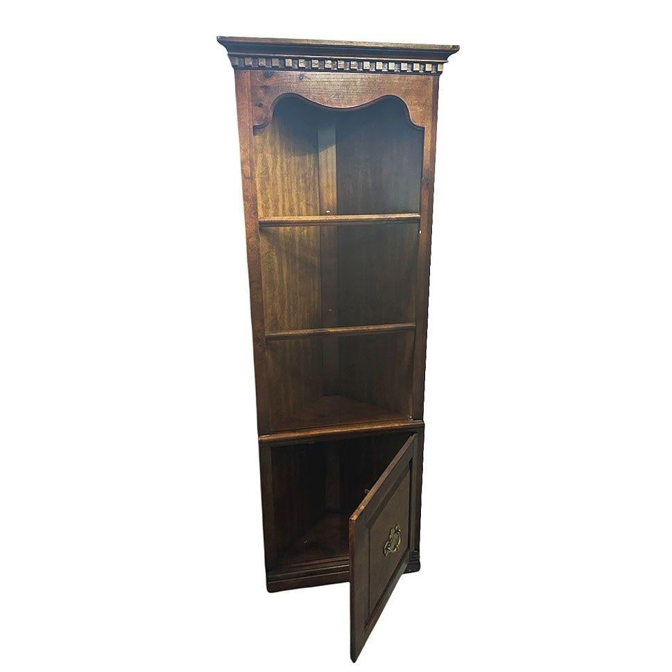 Coloniale americano Armadio angolare in stile Coloniale a 4 livelli in Oak con luce in vendita