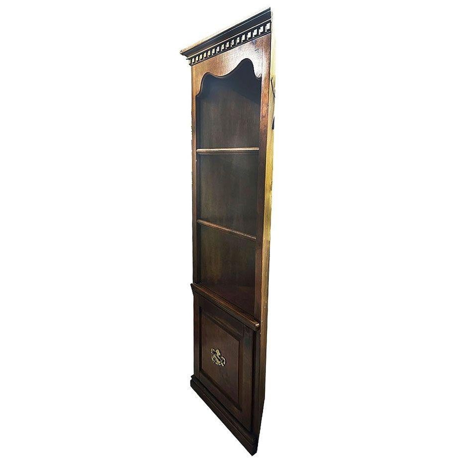 Americano Armadio angolare in stile Coloniale a 4 livelli in Oak con luce in vendita