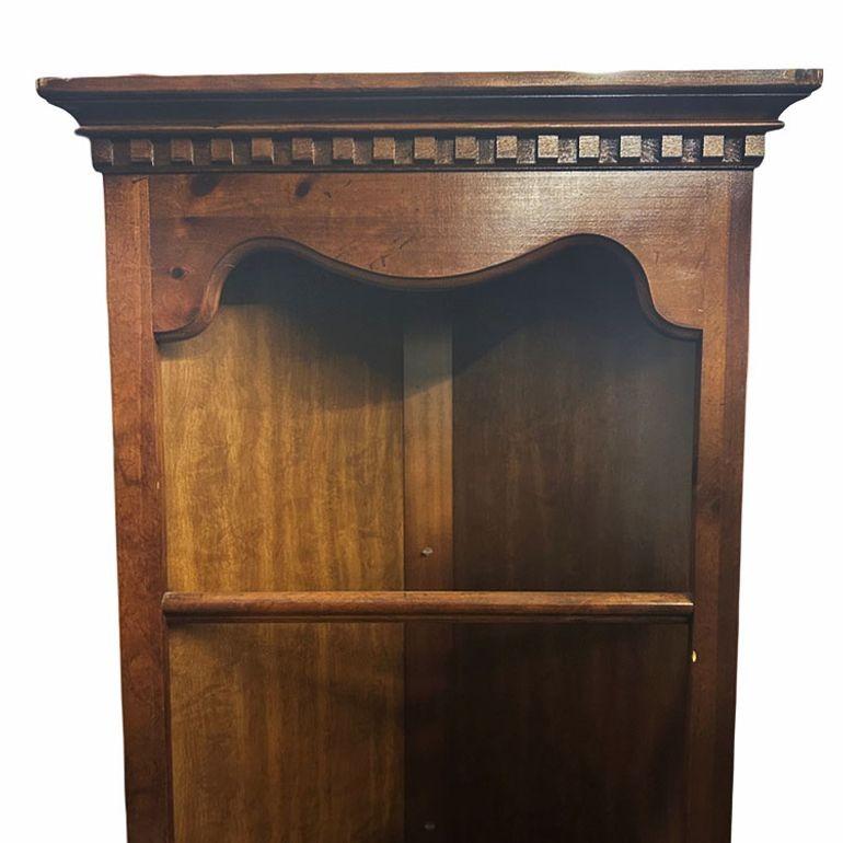 Metà XX secolo Armadio angolare in stile Coloniale a 4 livelli in Oak con luce in vendita