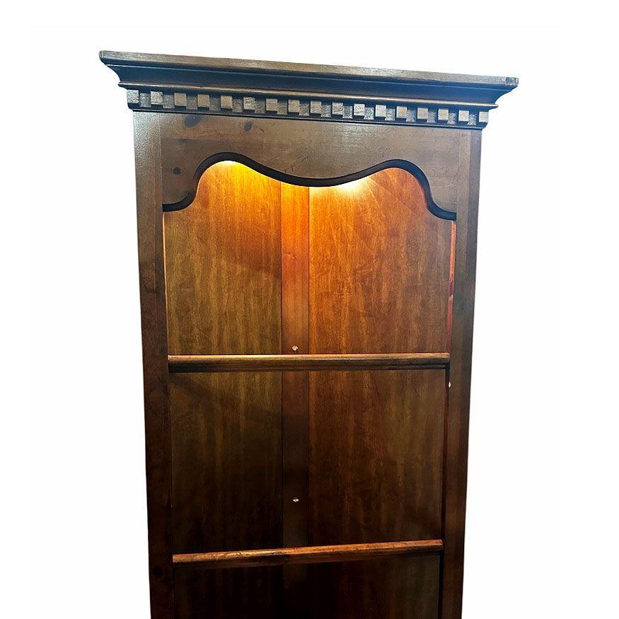 Vetro Armadio angolare in stile Coloniale a 4 livelli in Oak con luce in vendita