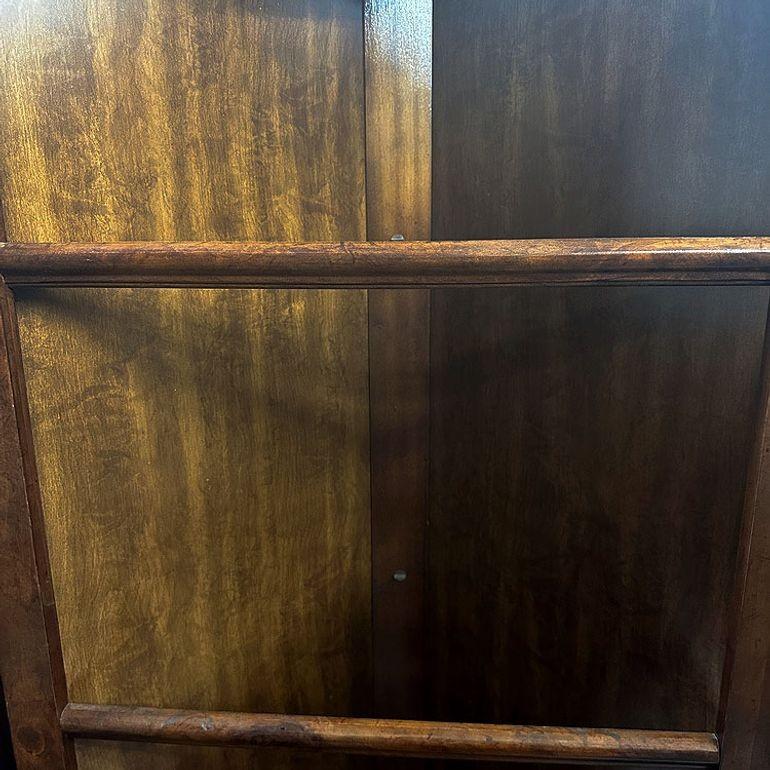 Armadio angolare in stile Coloniale a 4 livelli in Oak con luce in vendita 1
