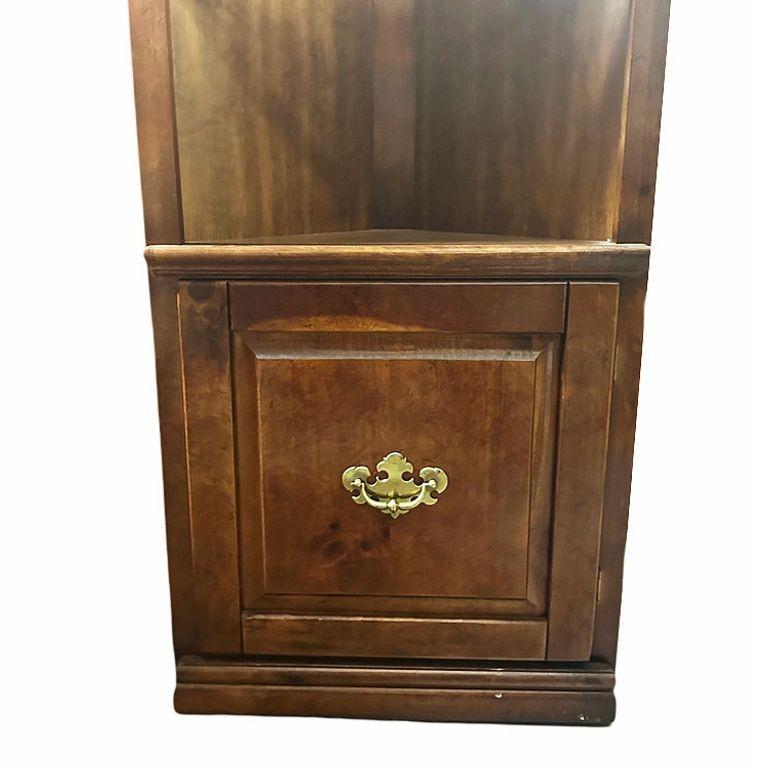 Armadio angolare in stile Coloniale a 4 livelli in Oak con luce in vendita 2