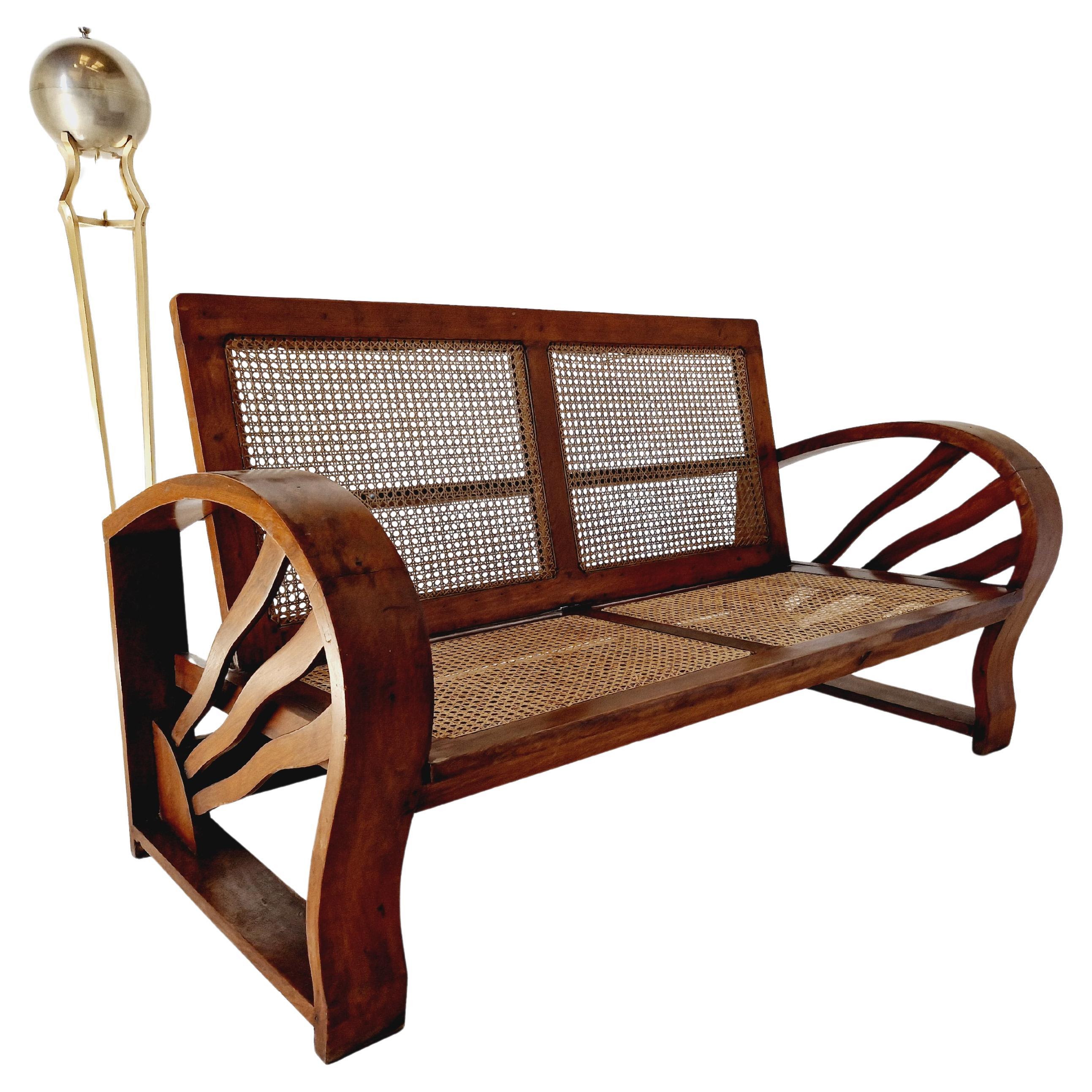
Ce canapé Art of Vintage des années 1930 respire l'élégance et la sophistication. Fabriqué en bois de noyer de haute qualité et orné d'une assise et d'un dossier en cannage complexe, ce canapé deux places est parfait pour tous ceux qui aiment le