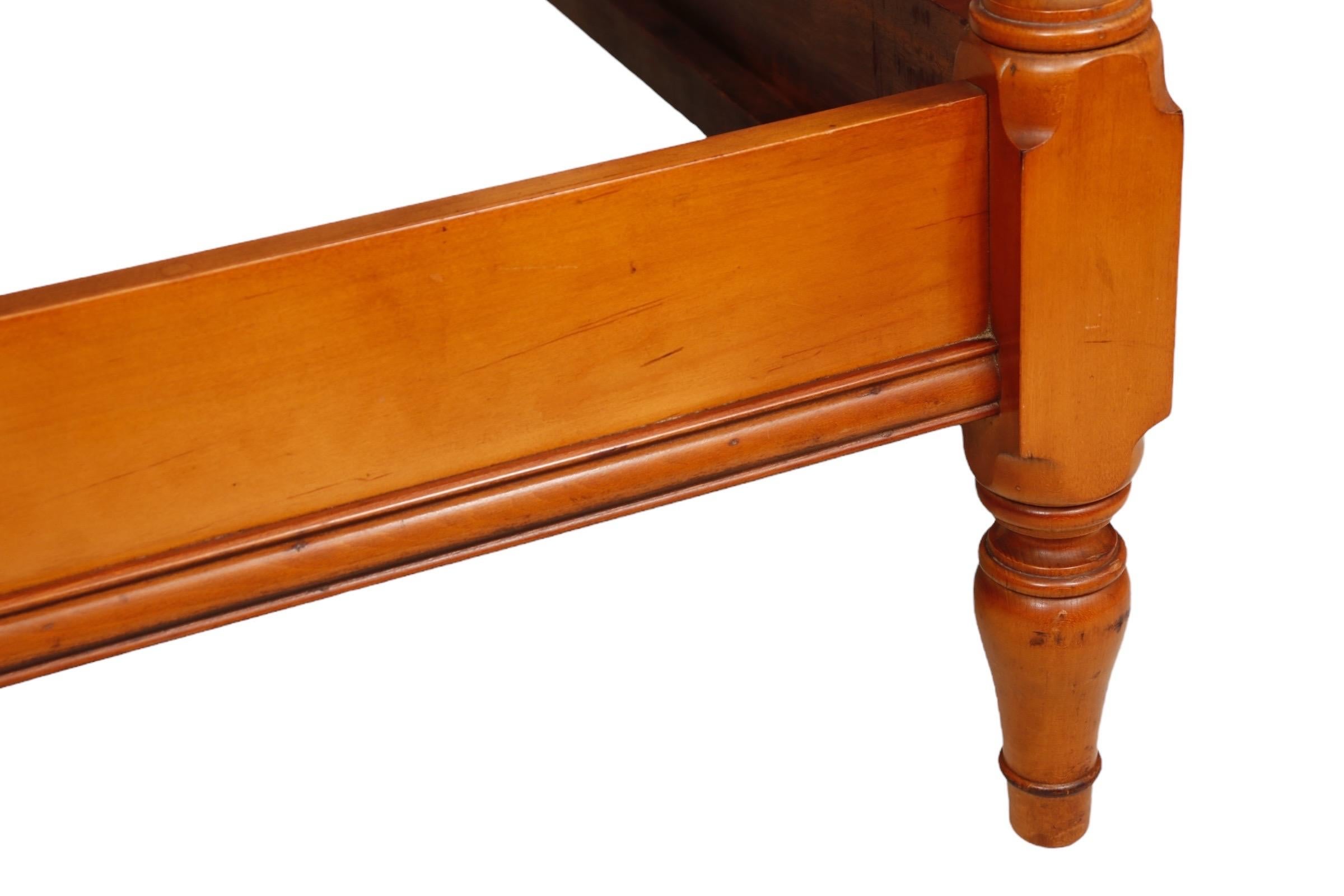 Colonial Style Twin Bed Frame In Good Condition For Sale In Bradenton, FL