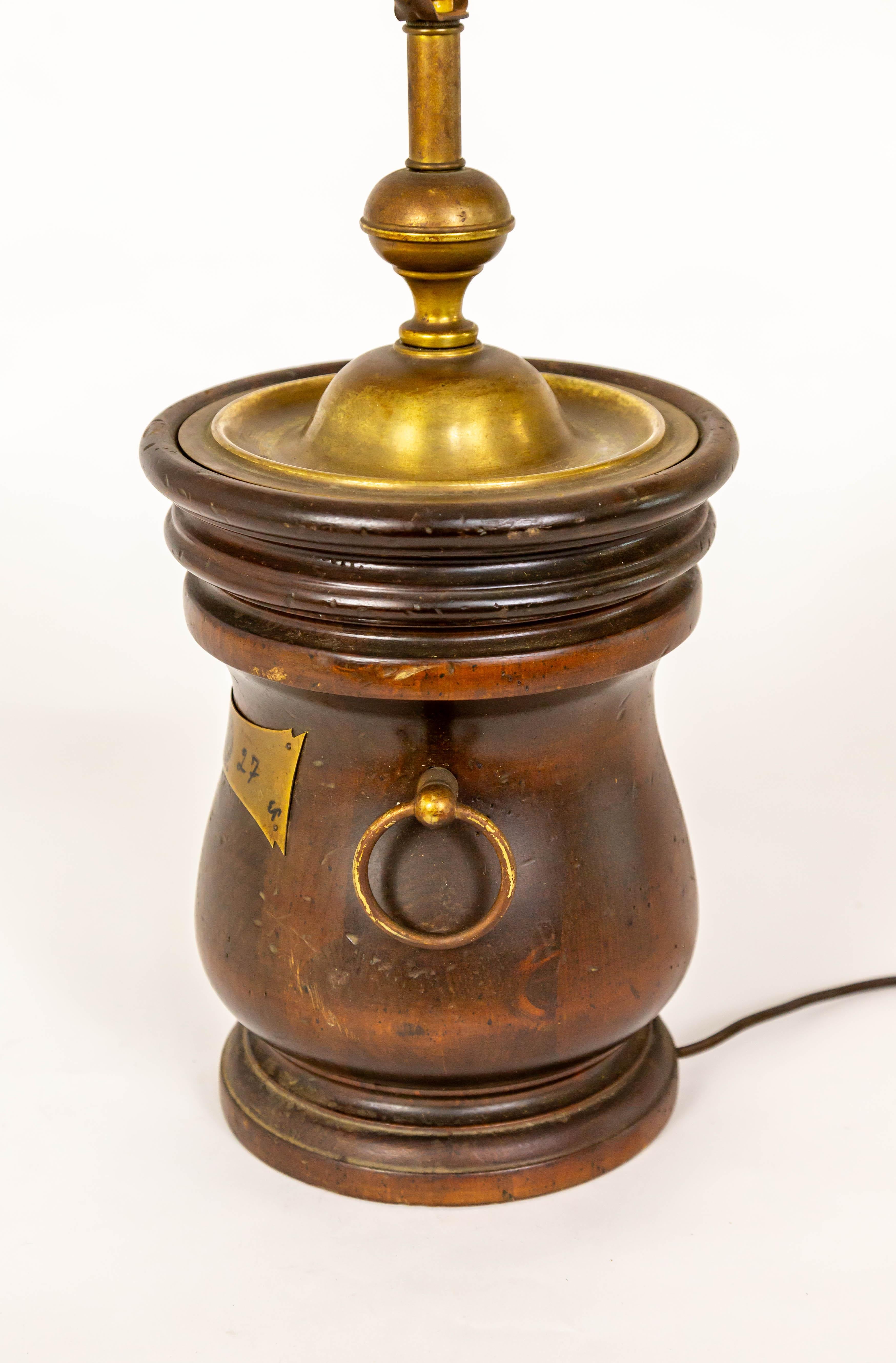 Lampe de bassin en bois tourné de style Coloni, avec une plaque métallique en laiton marquée 