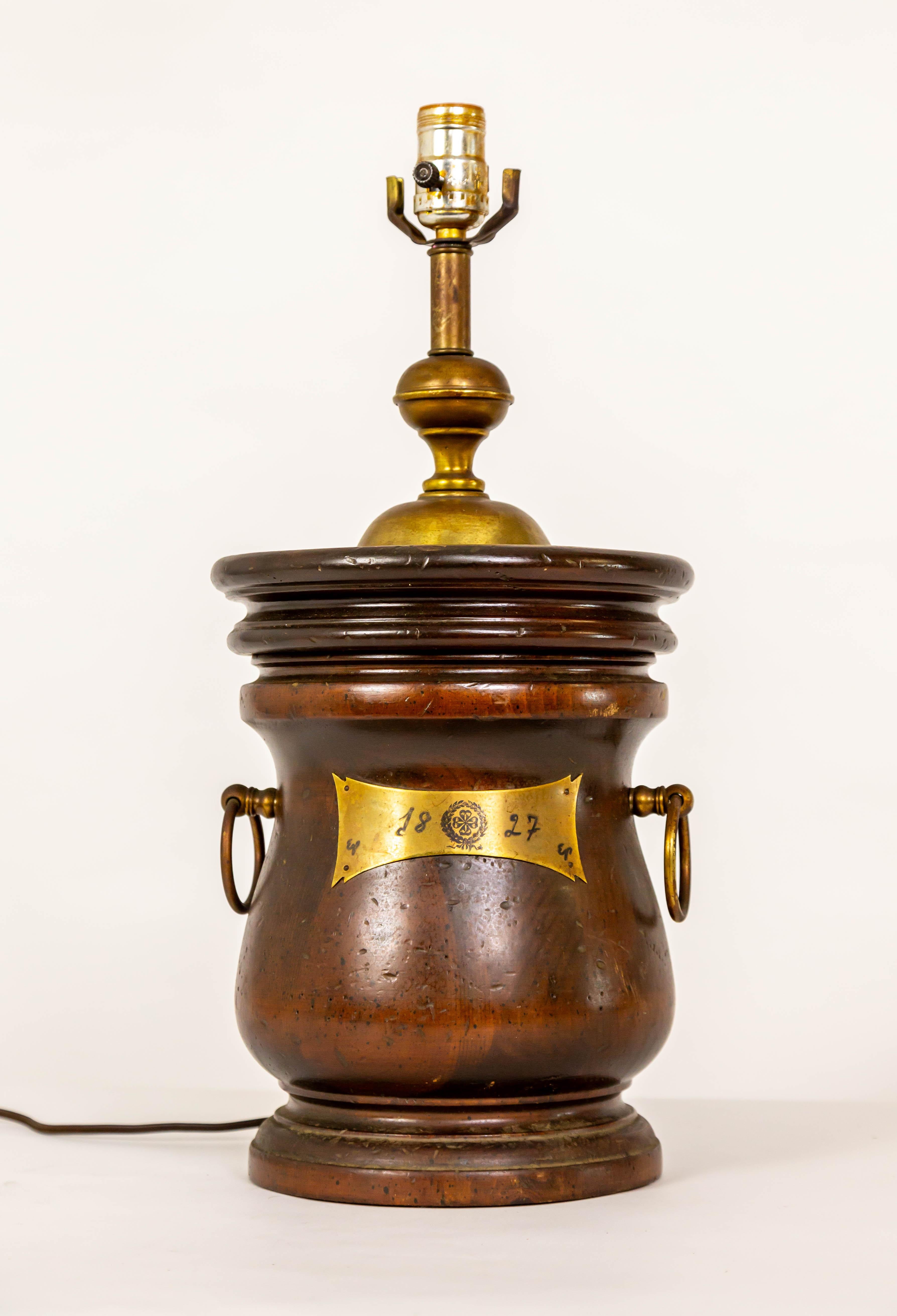 Colonial américain Lampe à vasque en bois tourné Coloni avec capuchon en laiton en vente