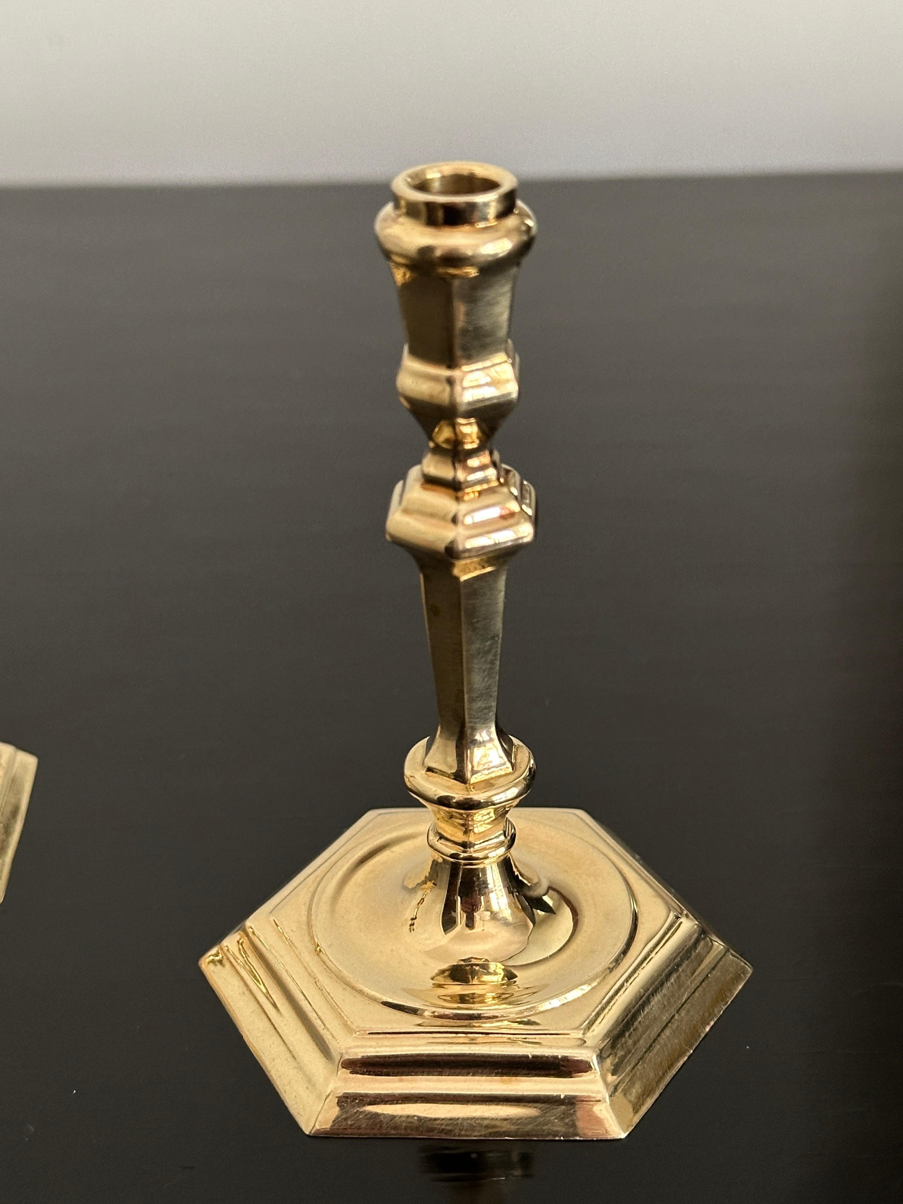 Fatto a mano Colonial Williamsburg, Virginia Metalcrafters, candelabri in ottone massiccio in vendita