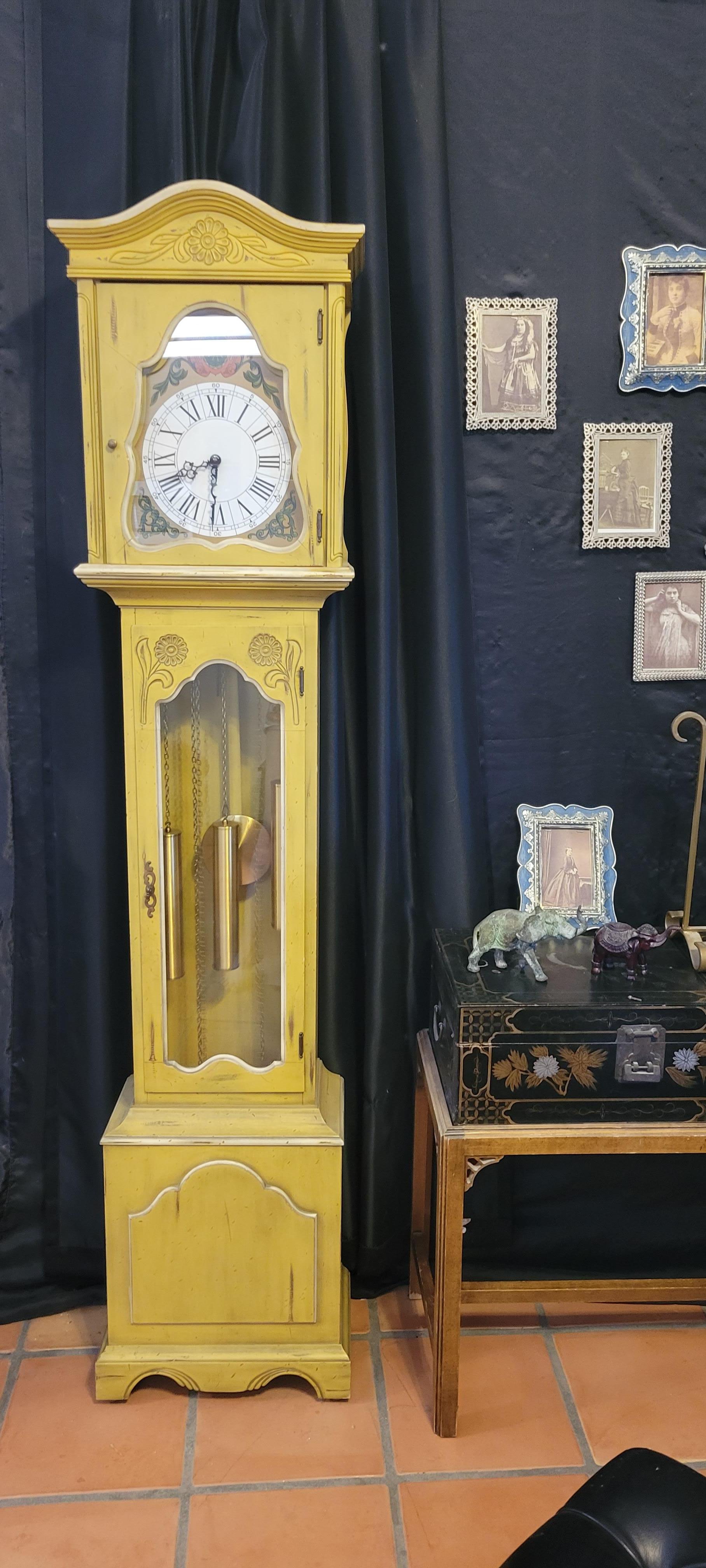 Decorative piece. We were only able to make it work for a few minutes. It will chime with a beautiful Westminster chime melody if the hands are moved manually. Possibly, after servicing the clock will start working again, however most likely the