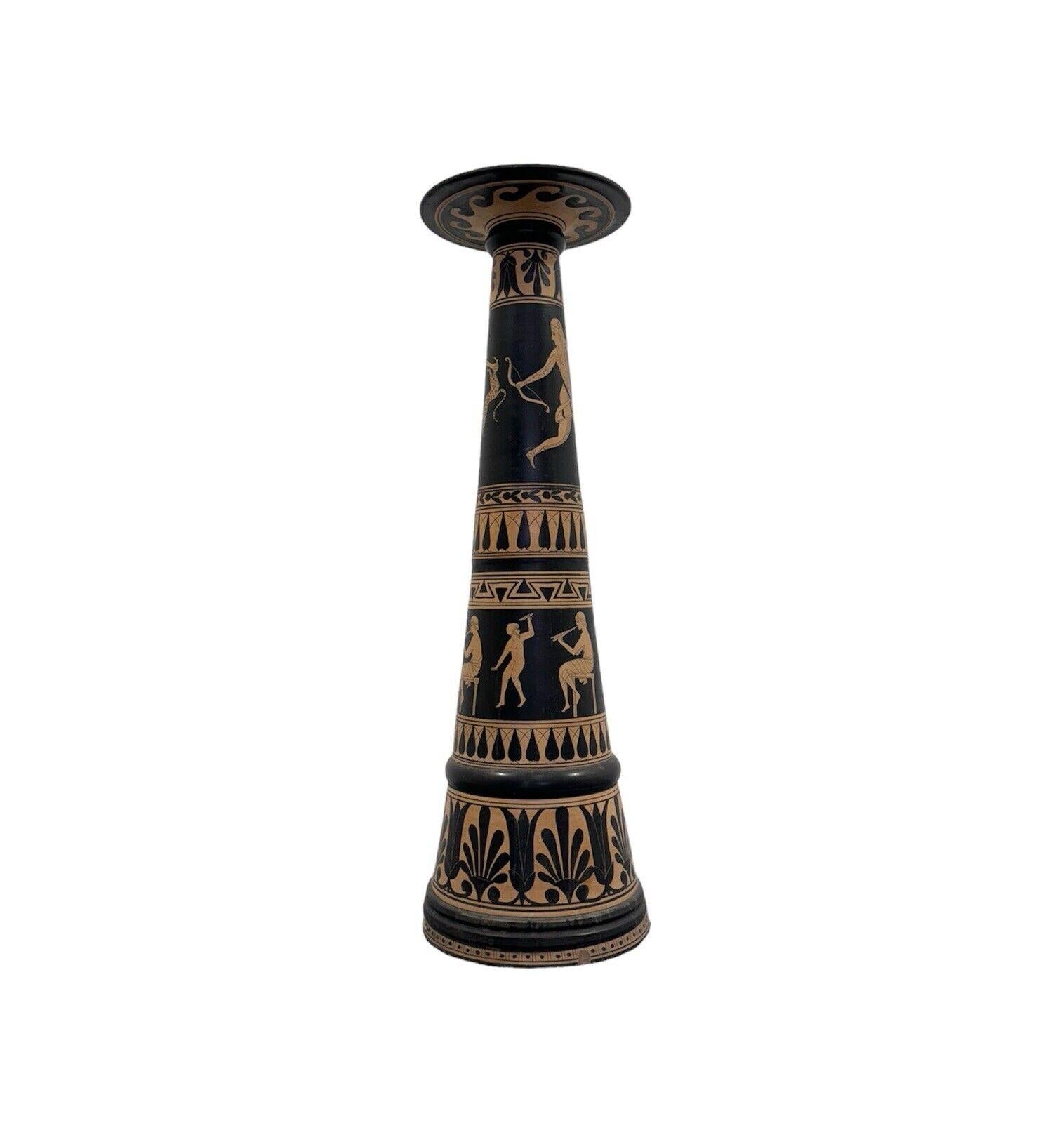 COLONNE DE VASES EN TERRE CUITE DES ANNÉES 1970 AVEC PEINTURE DE VASE DE STYLE GREC.


L'OBJET EST EN EXCELLENT ÉTAT DE CONSERVATION, SANS AUCUN DÉFAUT ESTHÉTIQUE OU STRUCTUREL À SIGNALER, AVEC SEULEMENT DES SIGNES LÉGERS ET ÉVIDENTS D'USURE DUS À