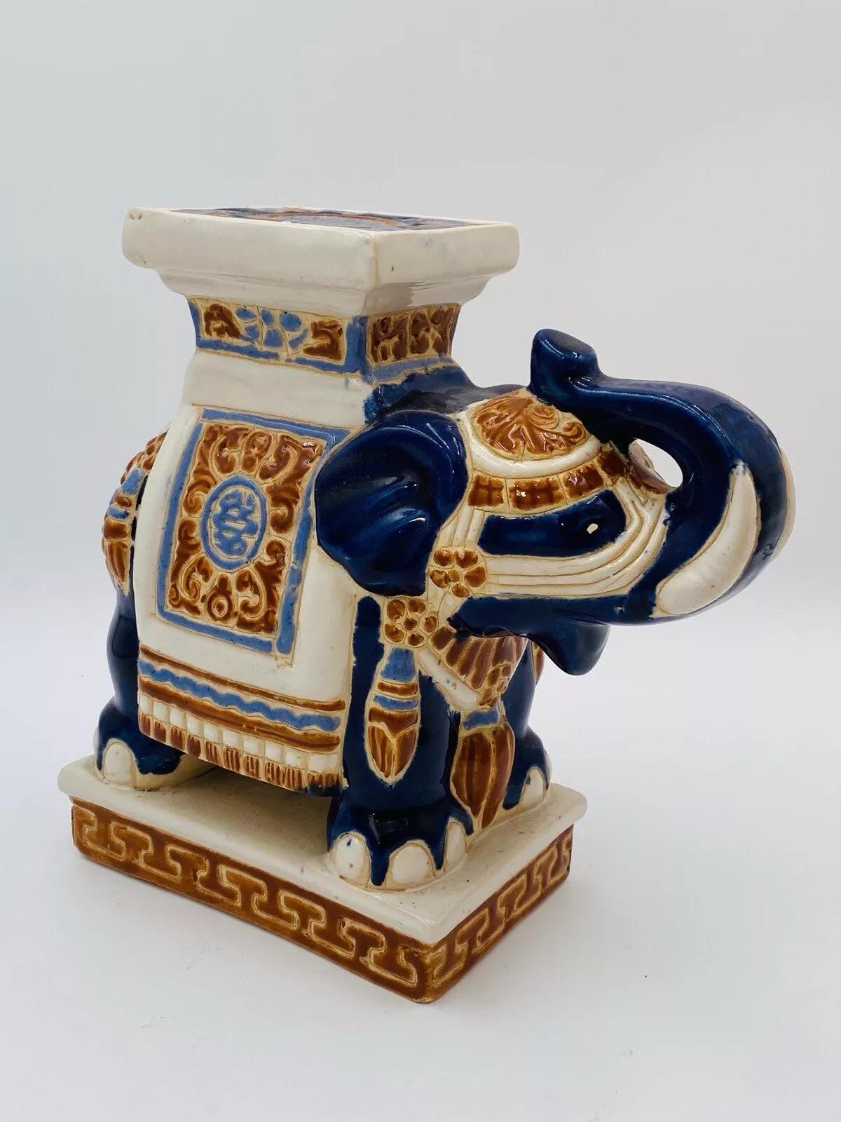 Oriental Vase Holder Column Hollywood Regency Ceramic 1970's.


All-ceramic vase holder column in Hollywood Regency key.


Height 26cm

Depth 11 cm

Width 27 cm


The item is in good conservative condition, no major cosmetic or structural defects to