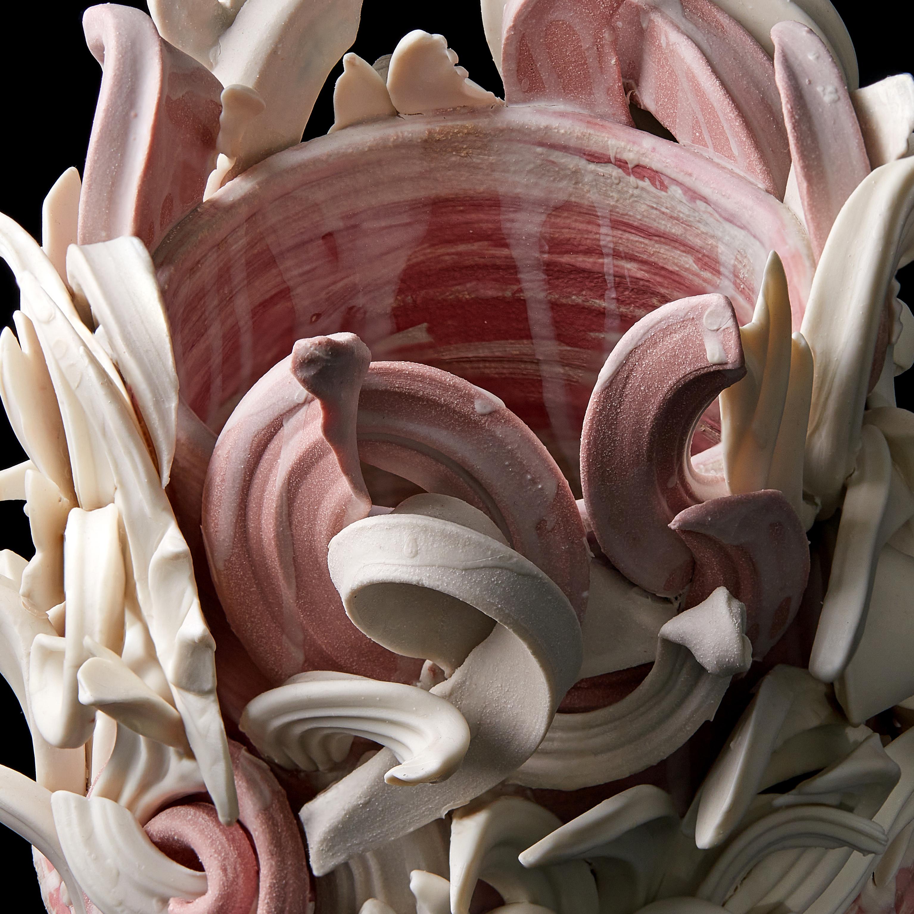 Colonnade I, eine einzigartige skulpturale Keramikvase in Rosa und Weiß von Jo Taylor im Angebot 10