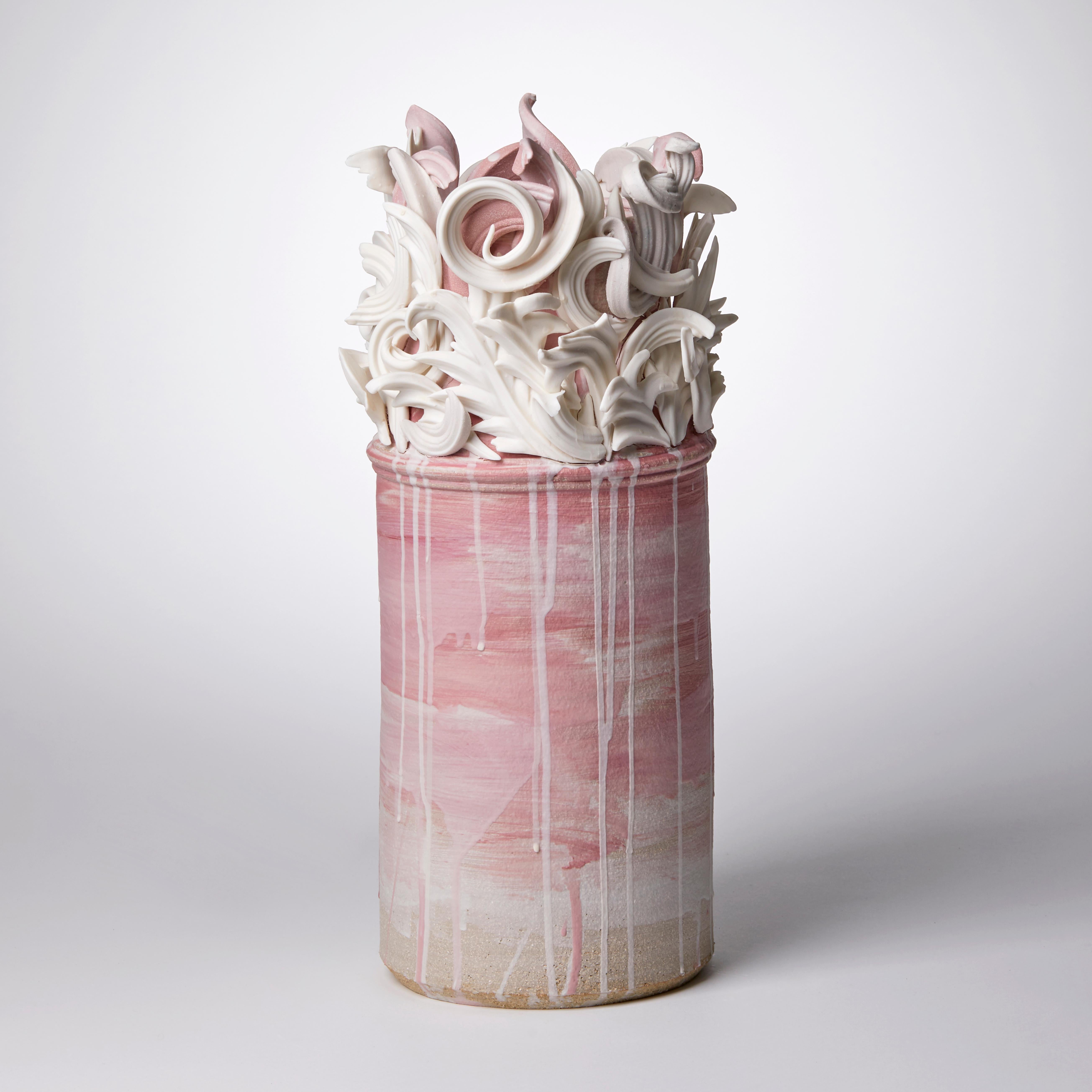 Colonnade I ist eine einzigartige, handgefertigte, skulpturale Keramikvase aus farbigem Steinzeug in zartrosa und weiß von der britischen Künstlerin Jo Taylor. Die zentrale Form wurde auf der Töpferscheibe gedreht und ebenfalls von Hand gefertigt,