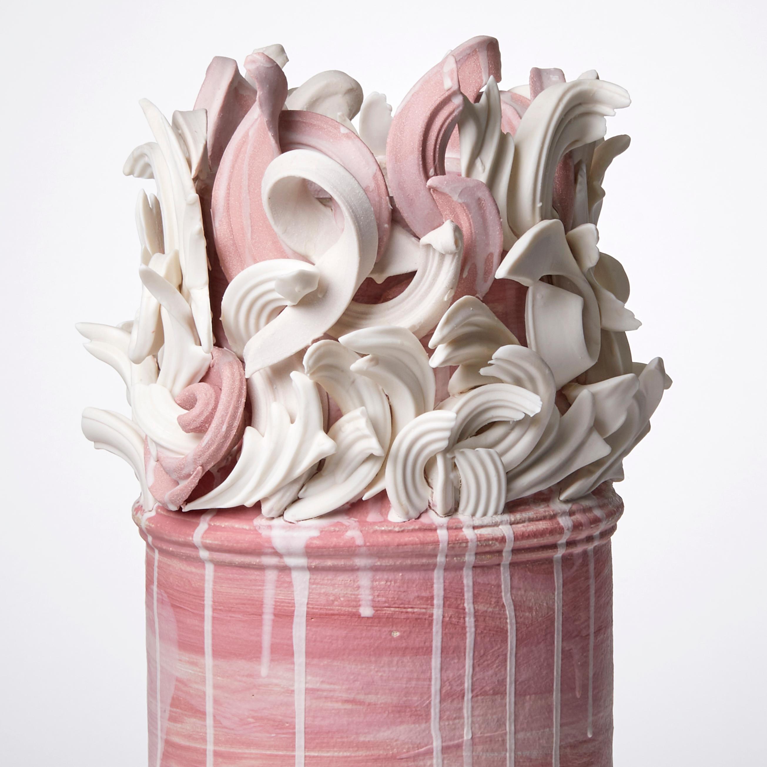 Colonnade I, eine einzigartige skulpturale Keramikvase in Rosa und Weiß von Jo Taylor (Handgefertigt) im Angebot